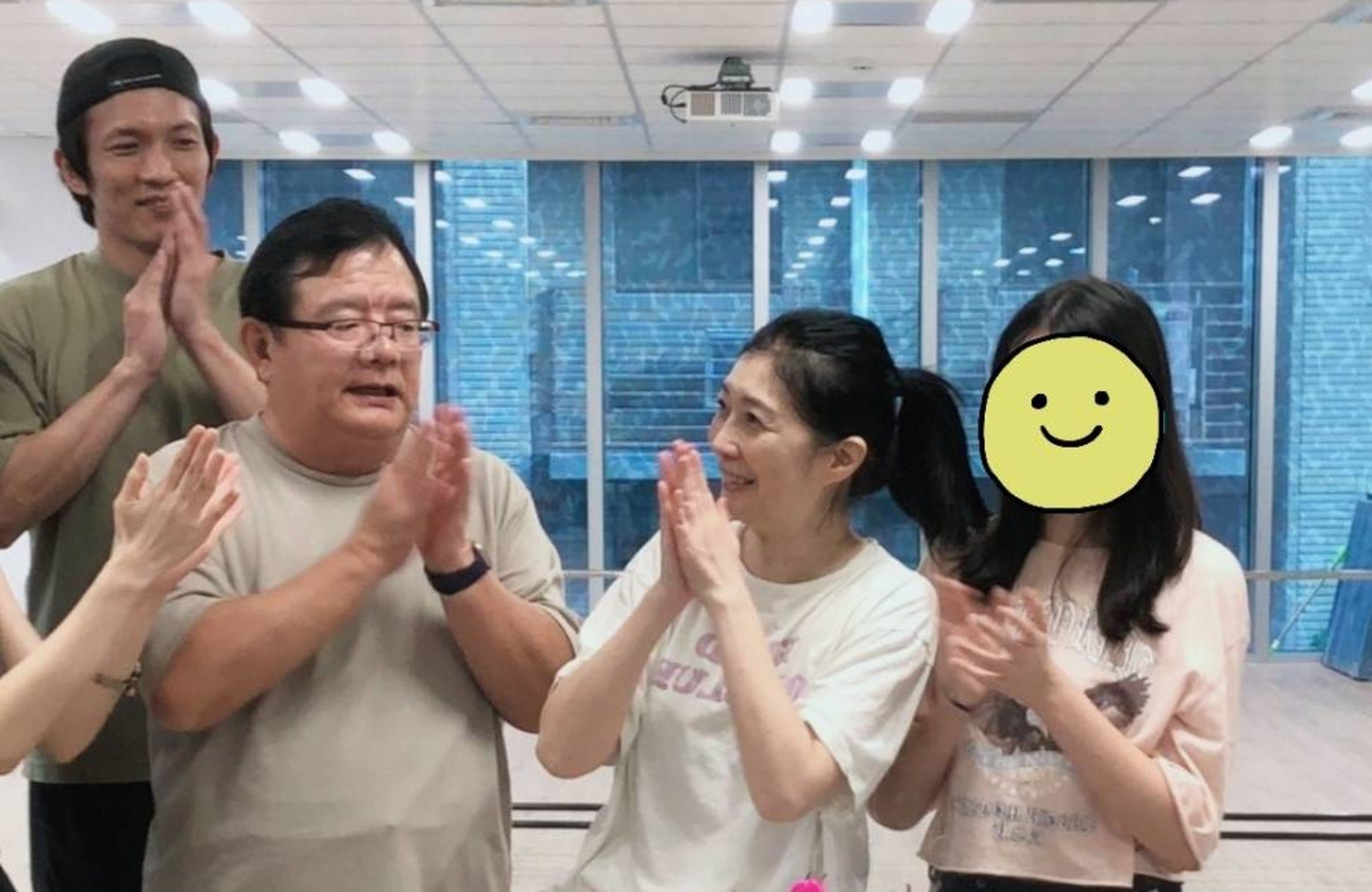 舞台劇《穿越門中門》導演梁志民(左二)、黃尚禾(左一)為黃嘉千慶生,黃嘉千女兒夏天驚喜現身。(果陀劇場提供)