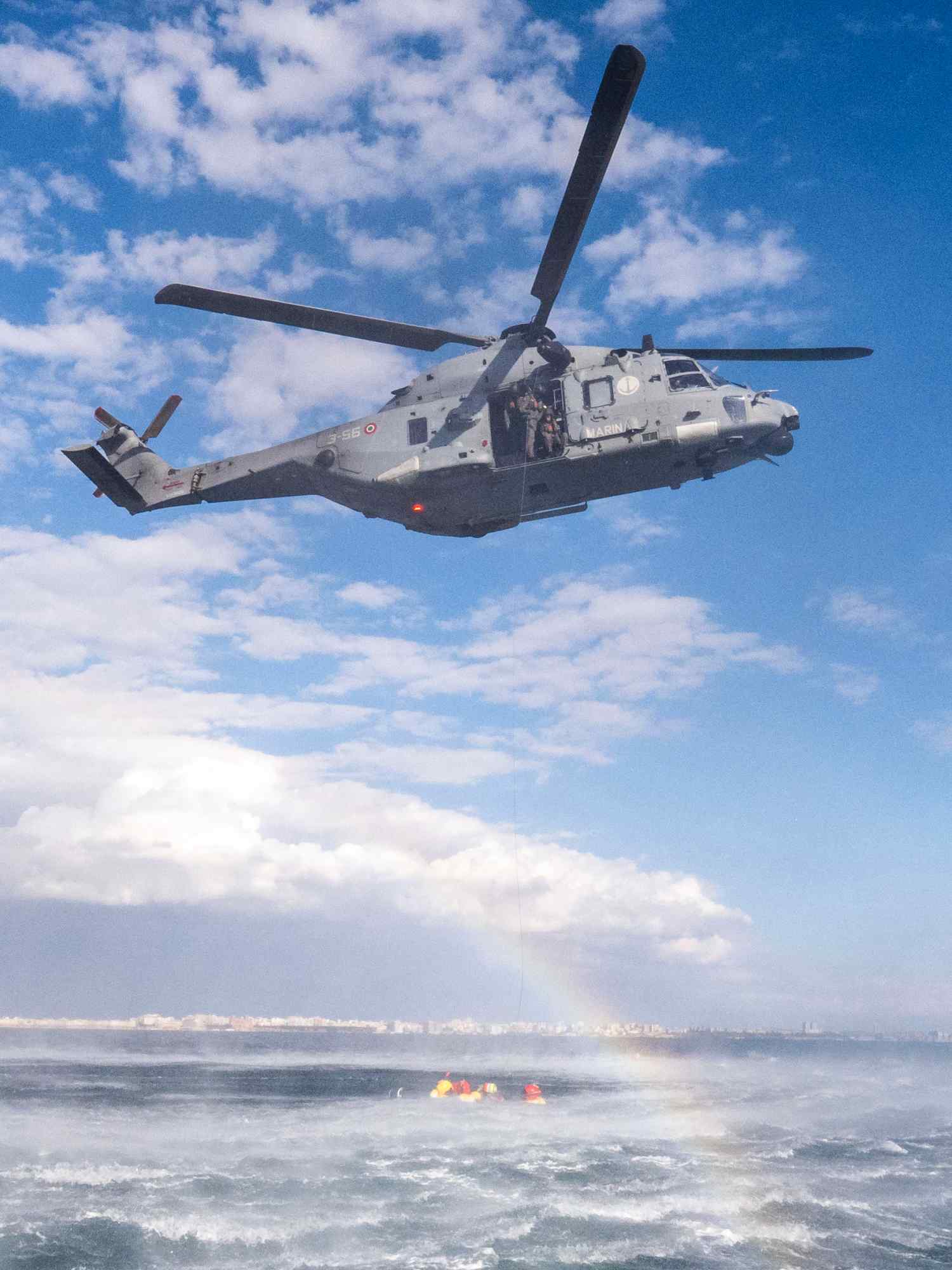 沛納海與義大利海軍航空隊合作，讓購買 Marina Militare體驗版腕錶的客人，親身參與貨真價實的義大利海軍航空隊「海上救援演習」活動，讓客人們漂流於海面上，再以救生籃拉上直升機。
