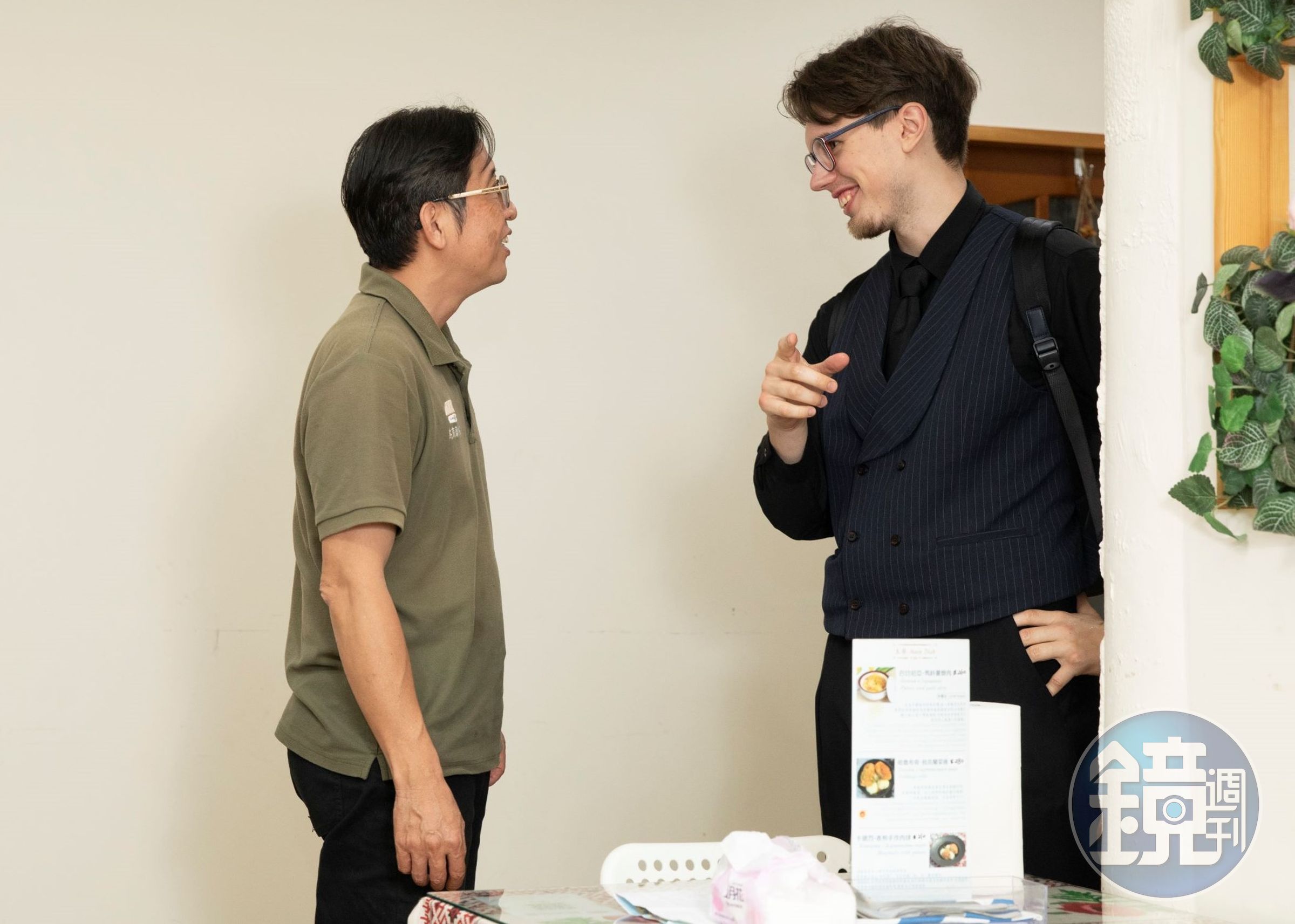 烏克蘭人不時來店裡找林岳、林歐莉亞，有時談援助烏克蘭物資事宜，有時單純只是打個招呼、聊聊天、維繫感情。
