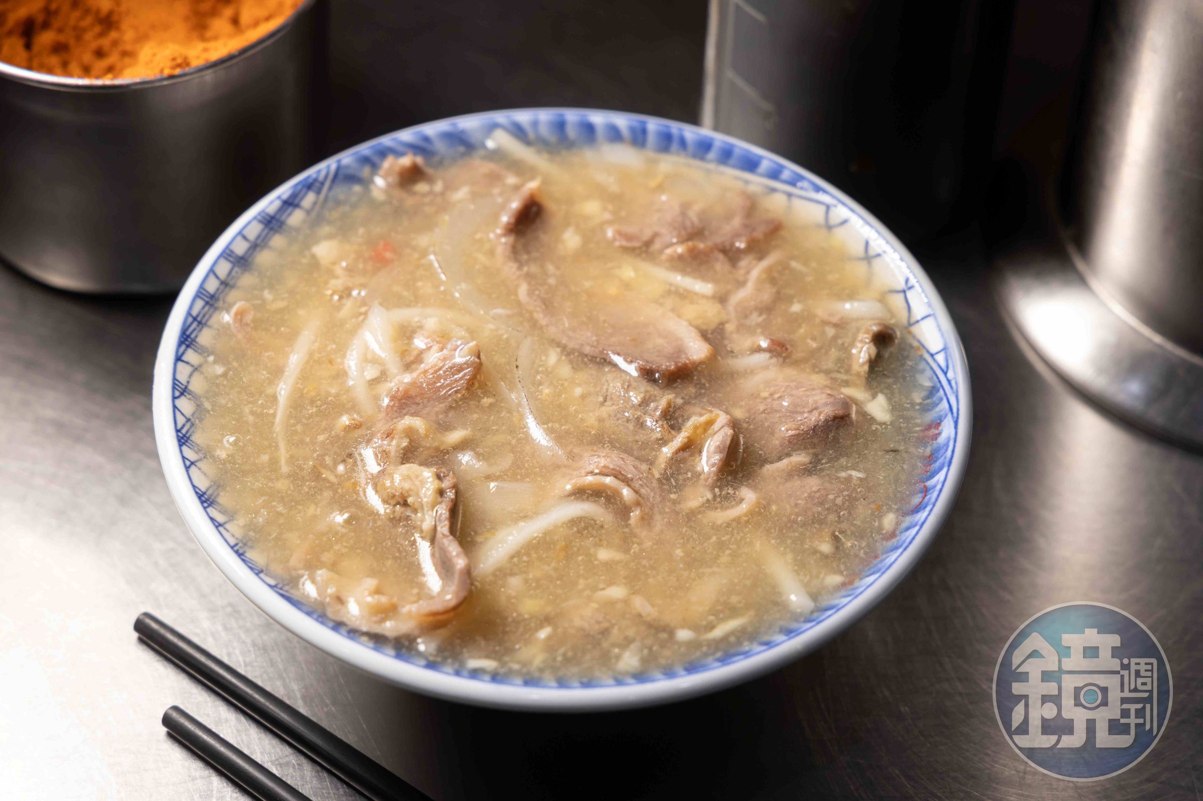 結合蒜末、筍絲與洋蔥的「生炒鴨肉羹」,底下是滿滿爆炒過的鴨肉。(80元/碗)