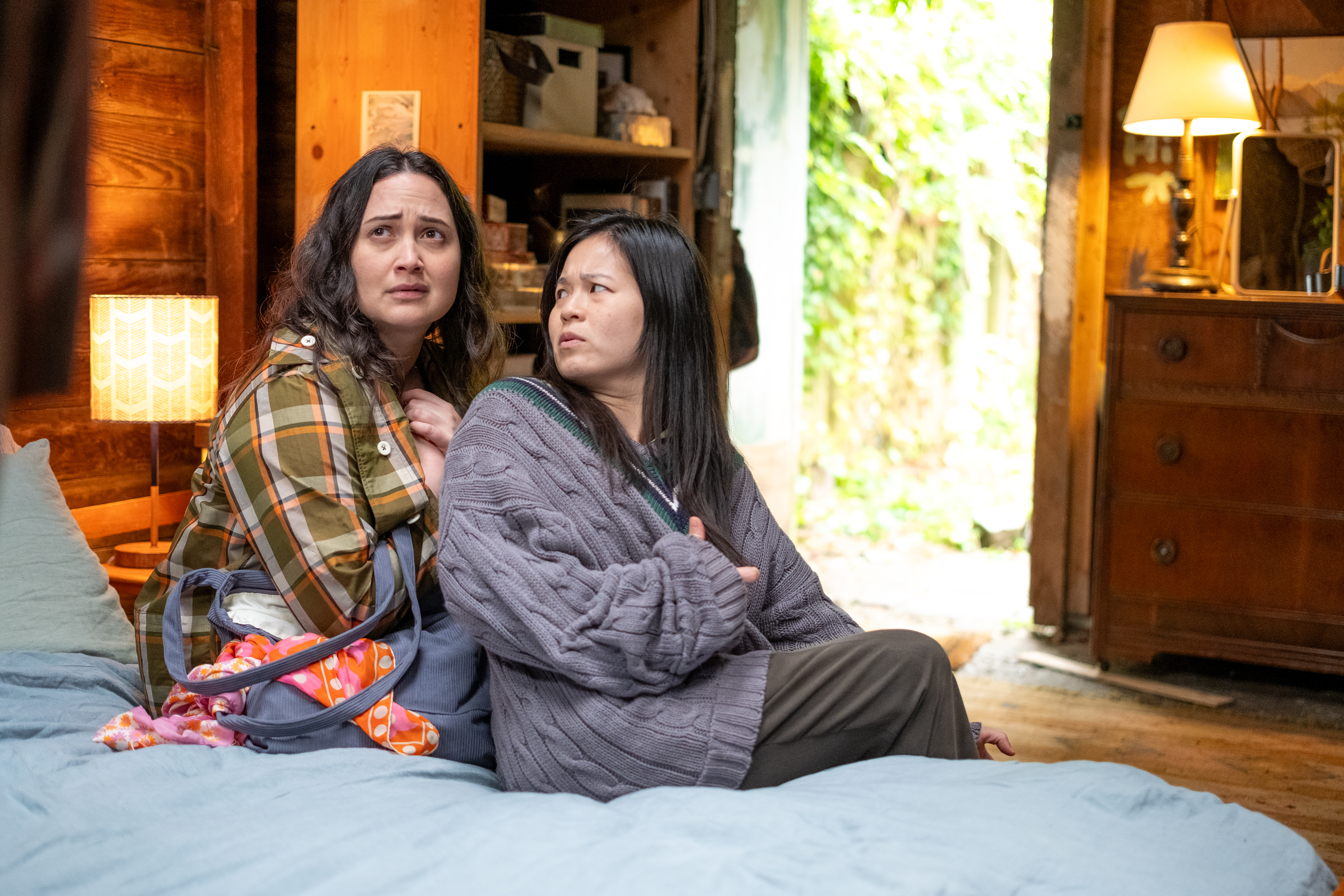 莉莉葛萊史東（左）與凱莉瑪麗陳（右），飾演一對女同志，正在積極準備人工受孕，期望早點當媽，建立起自己的家庭，但也因此耗盡了積蓄。（UIP提供）