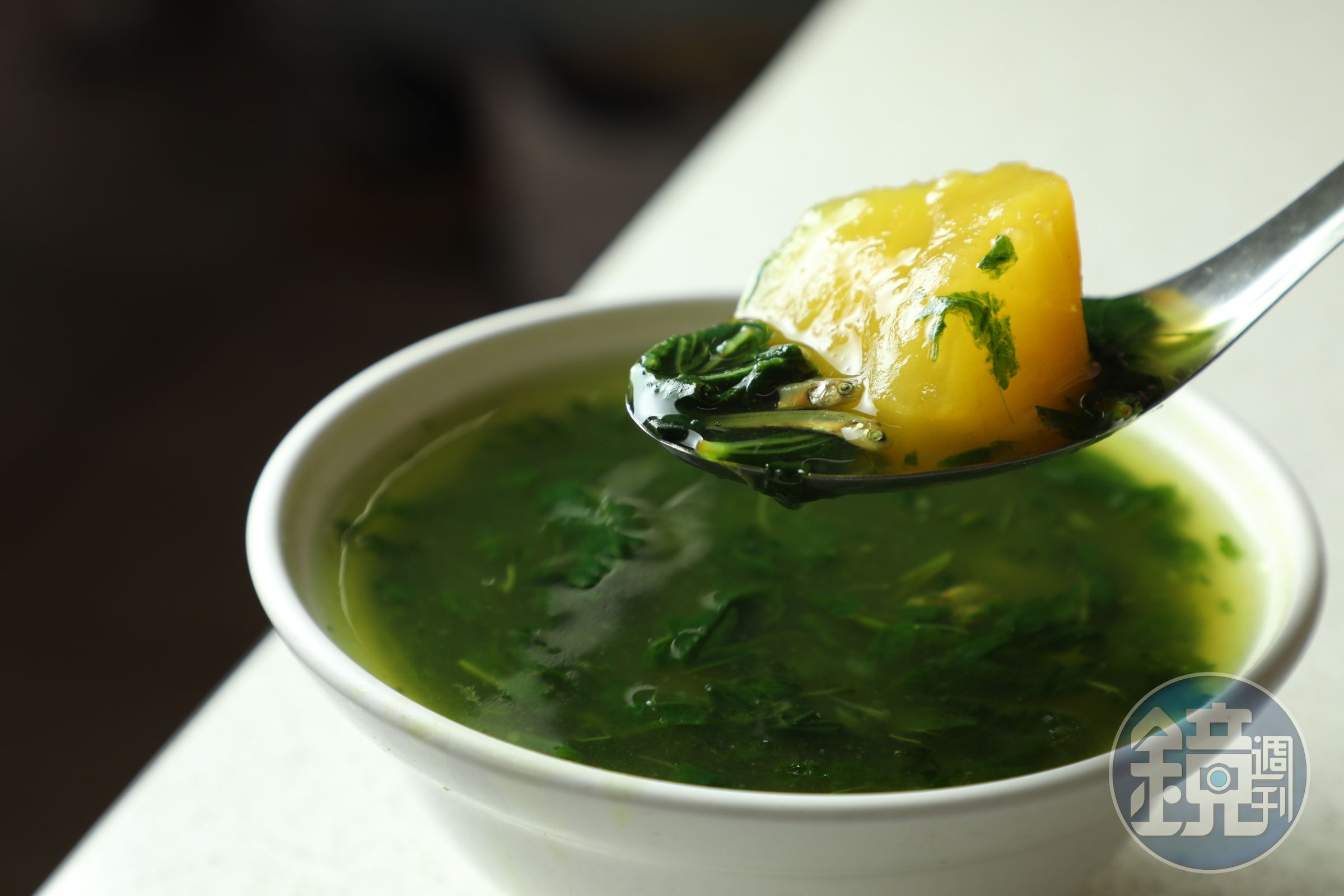 「麻薏湯」滑稠順口,苦甘中又有地瓜塊和吻仔魚的甜鮮。(50元/碗)