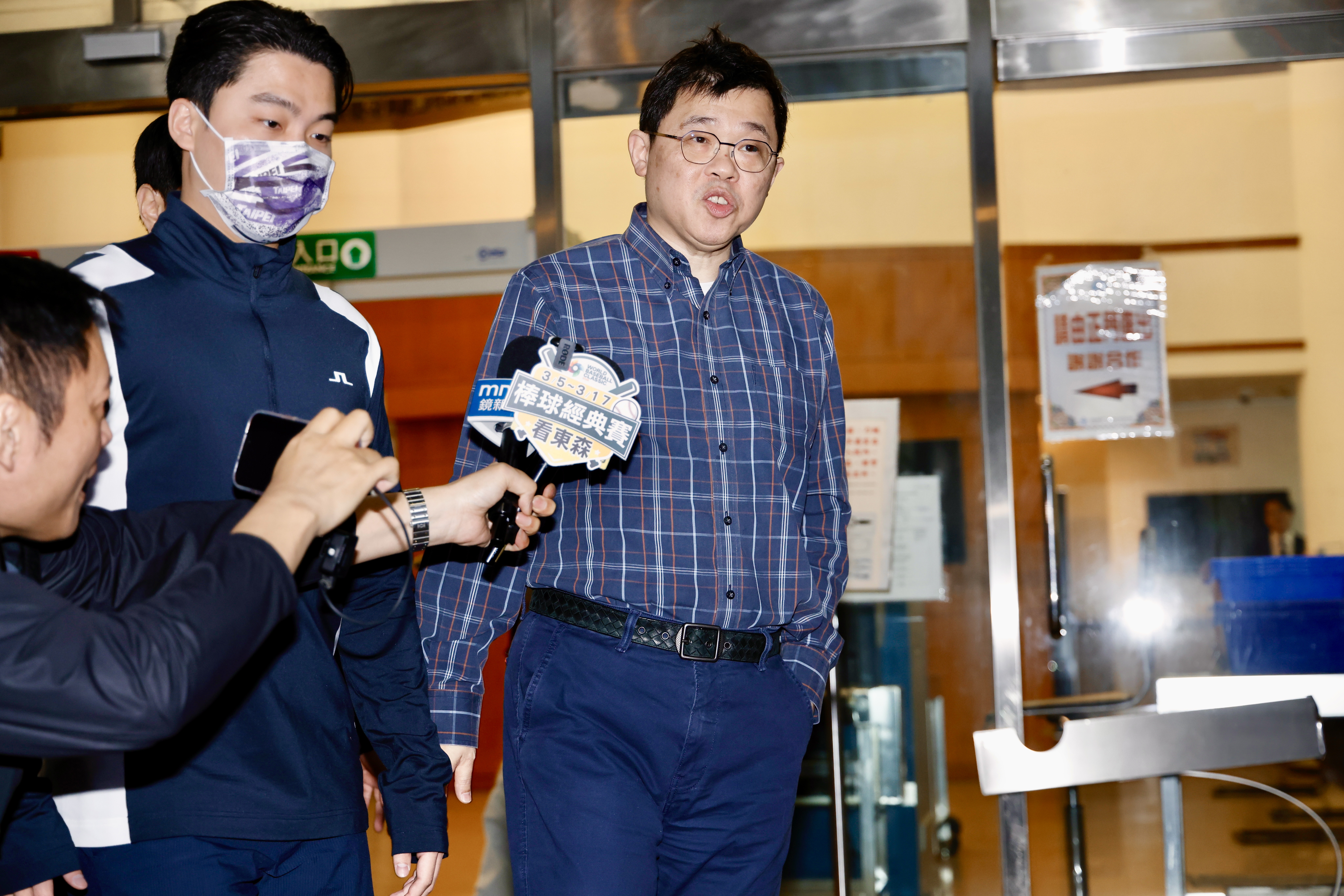 庭訊結束後,媒體問張國煒有沒有吵架?他表示「沒有啦,吵什麼架,有什麼好吵的」。