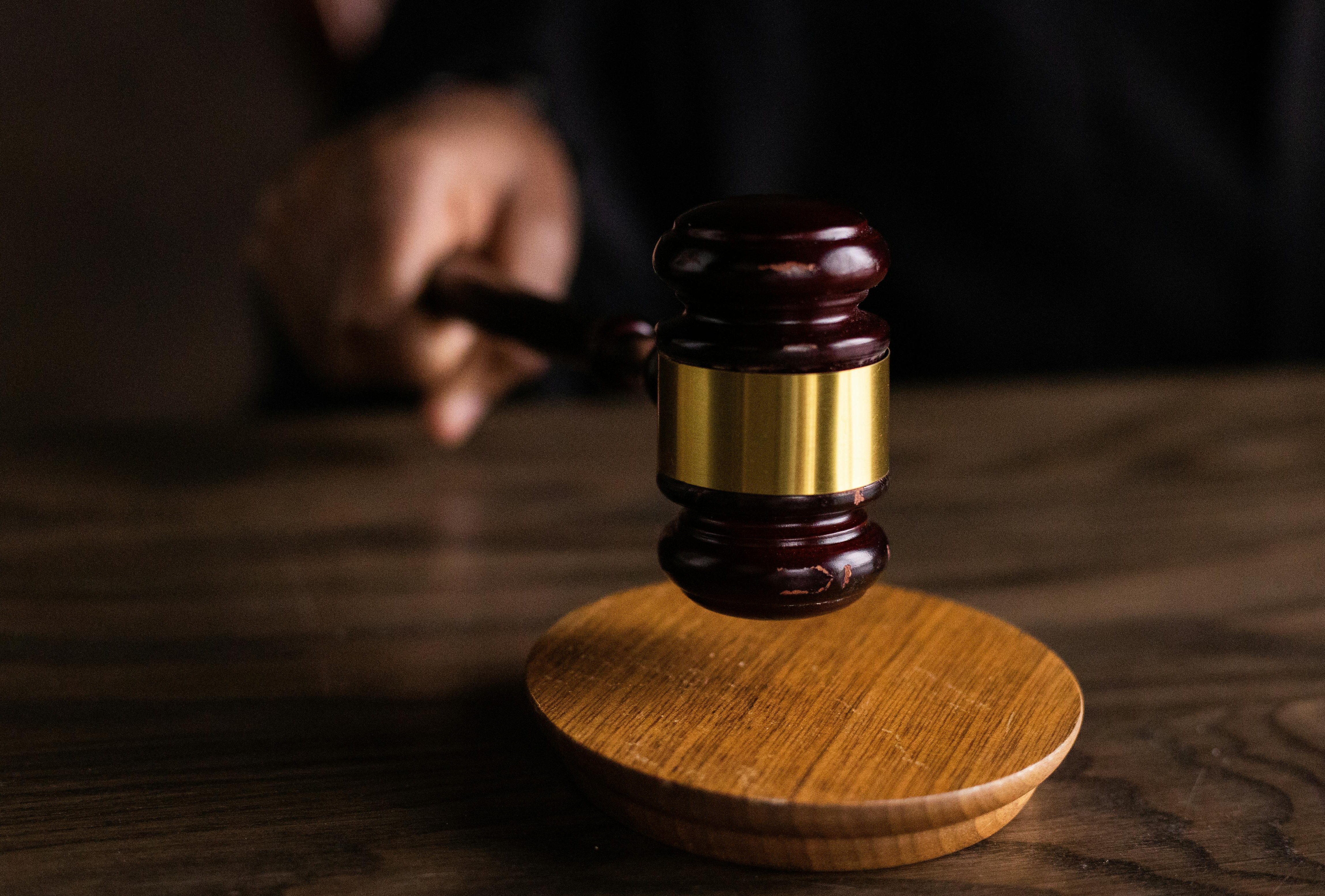 一對母子反目鬧上法庭，一方要求確認親子關係不存在，一方反請求確認收養關係，意外揭開半世紀前「假龍鳳胎」的真相，原來兒子是抱來的，兩人經DNA鑑定確無血緣，但法官判收養屬實。（翻攝自　Pexels圖庫）