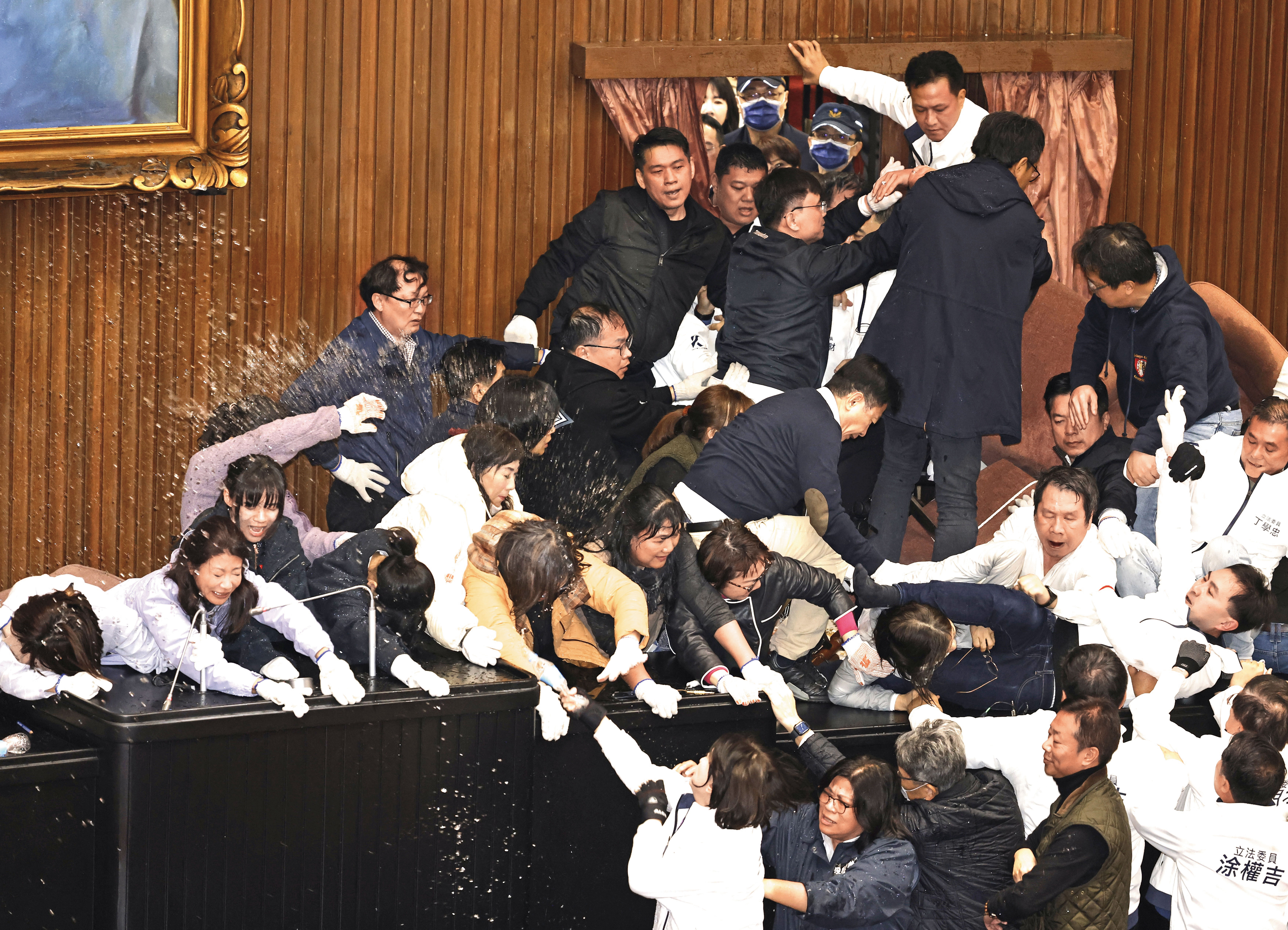 朝野政治攻防、極度對立情勢下,蔡英文憂心公共政策討論空間被壓縮,因而籌組讀書會盼引動社會討論,但強調「不會指點江山」。