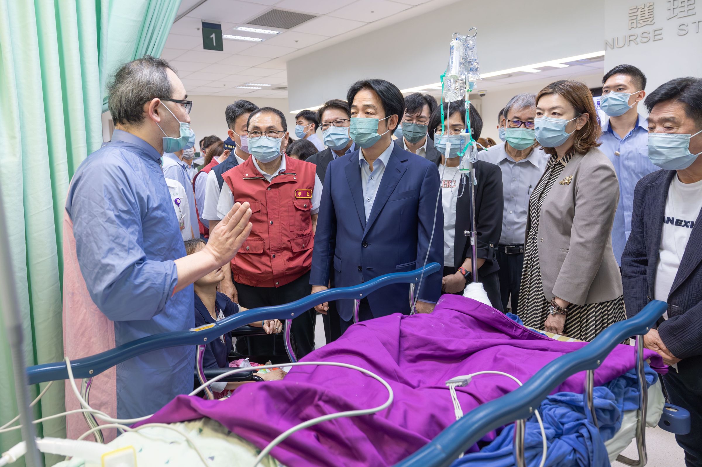 總統賴清德與新北市長侯友宜到土城長庚醫院急診室聽取醫療團隊簡報。(總統府提供)