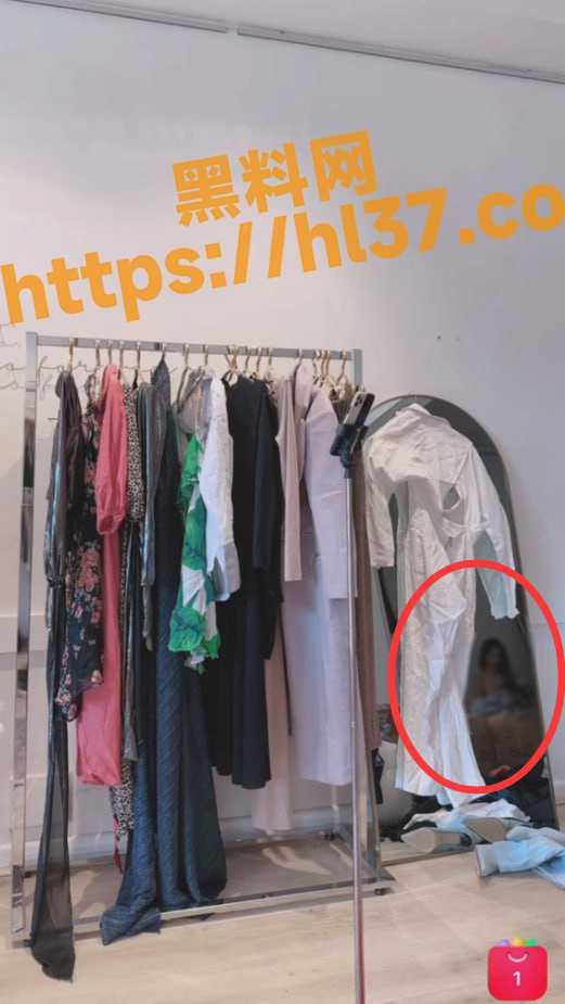 網友意外看到網美洩春光。（翻自《黑料網》）