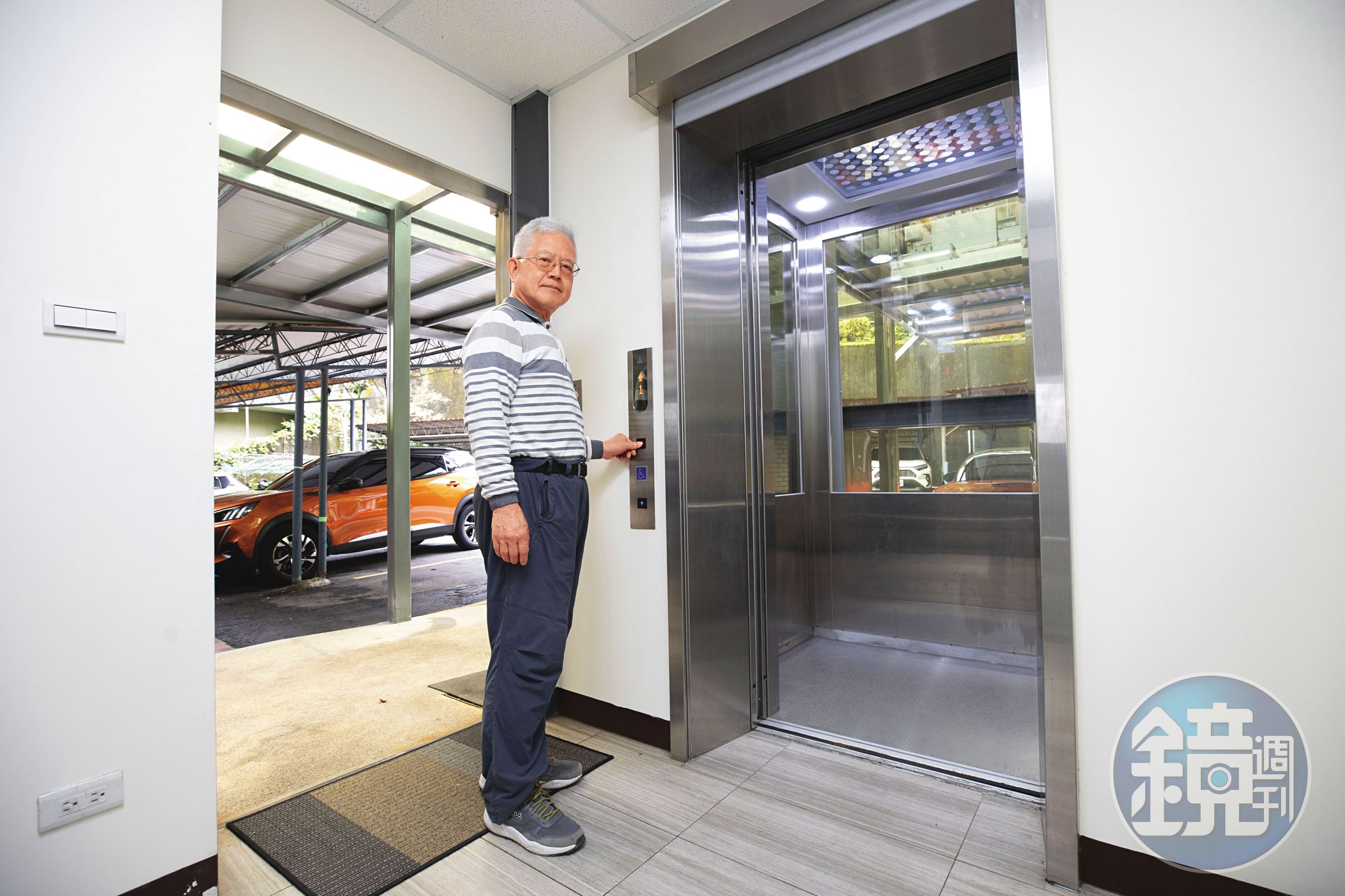 69歲王茂年為爭取自宅公寓蓋電梯，奮鬥了5年，如今能輕鬆上下樓，他笑說：「一切都值得。」