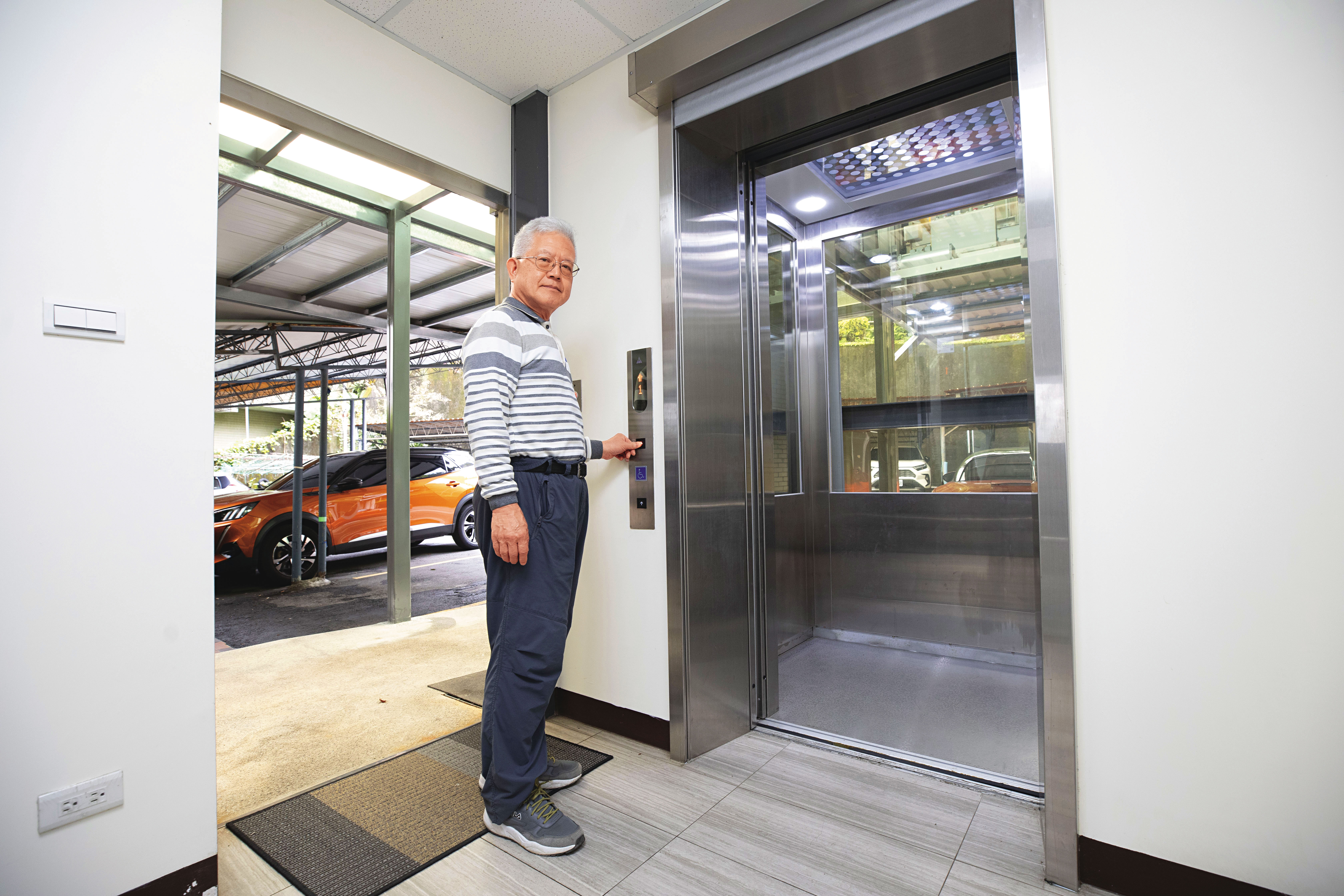 69歲王茂年為爭取自宅公寓蓋電梯，奮鬥了5年，如今能輕鬆上下樓，他笑說：「一切都值得。」