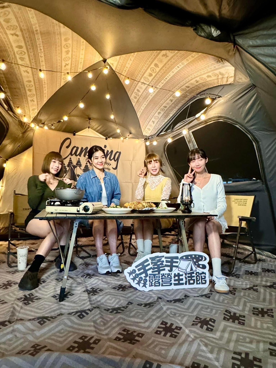 劉方慈嘗試DIY搭帳棚、為閨蜜烹飪料理,還跟營友交換美食。(翻攝劉方慈臉書)
