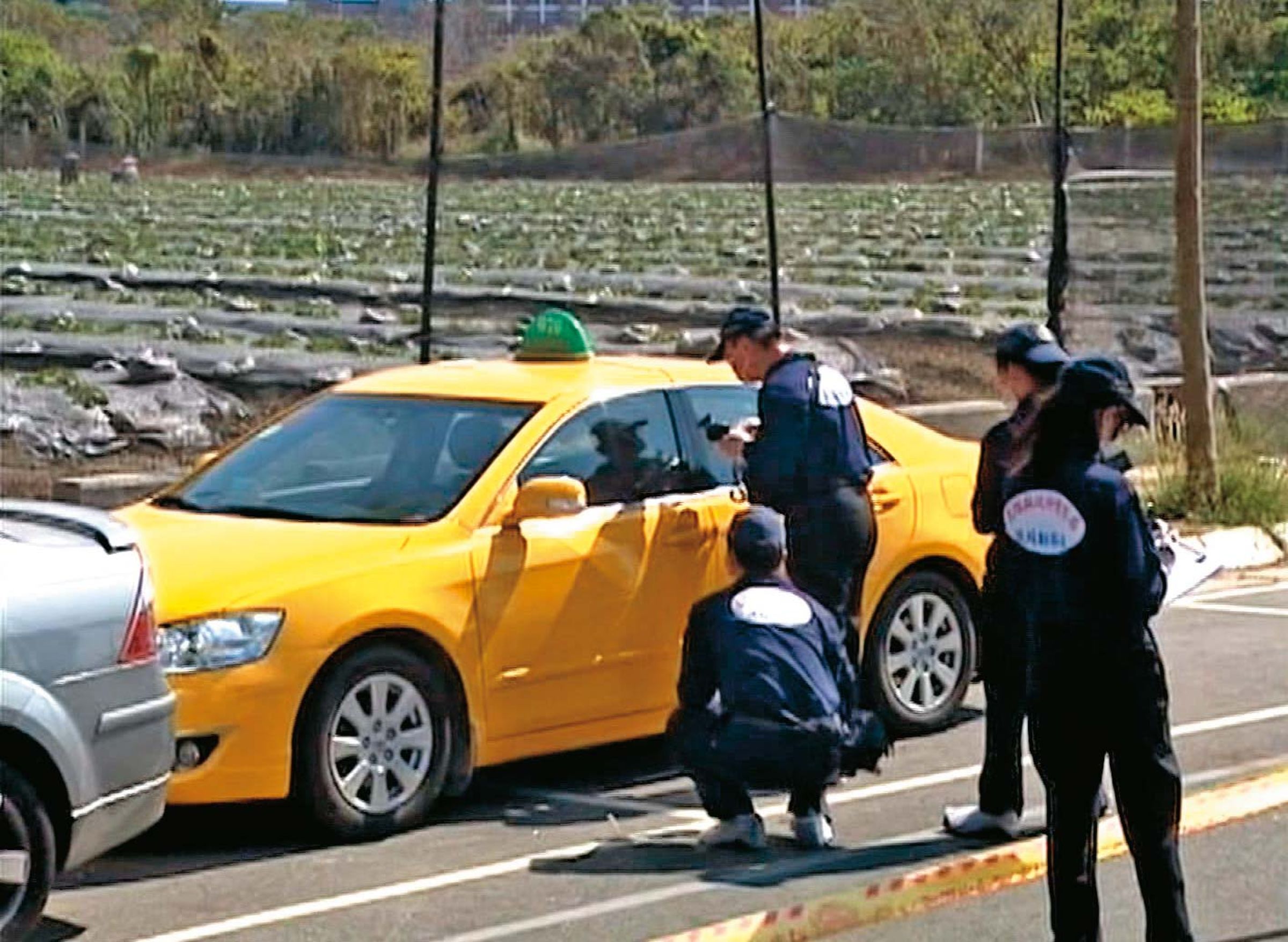 李姓運匠慘死計程車上,警方獲報後到場採證。(東森新聞提供)