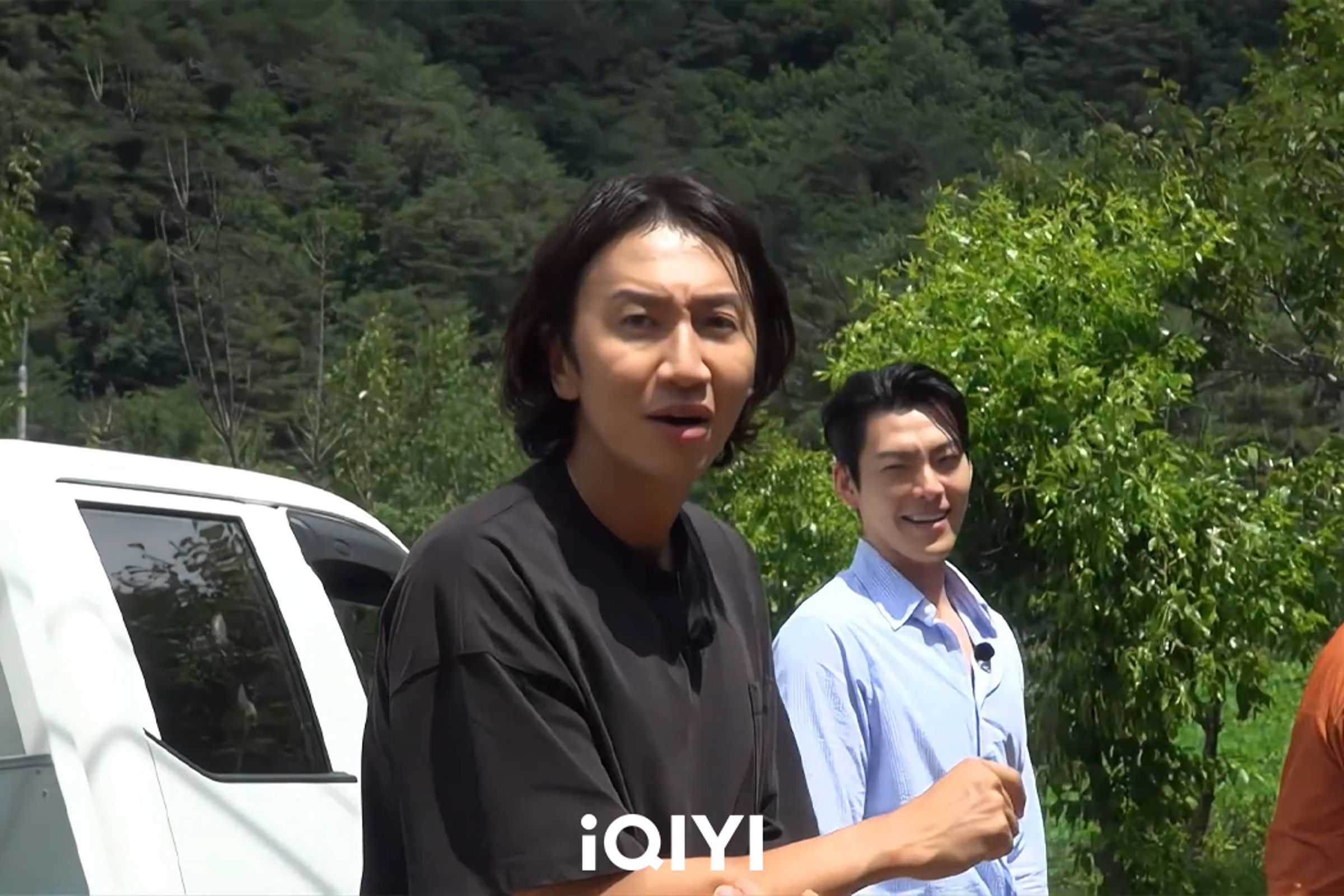 李光洙說起小時候撞鬼經驗,說完突然看著金宇彬說:「你應該比鬼還要高。」(愛奇藝國際站提供)