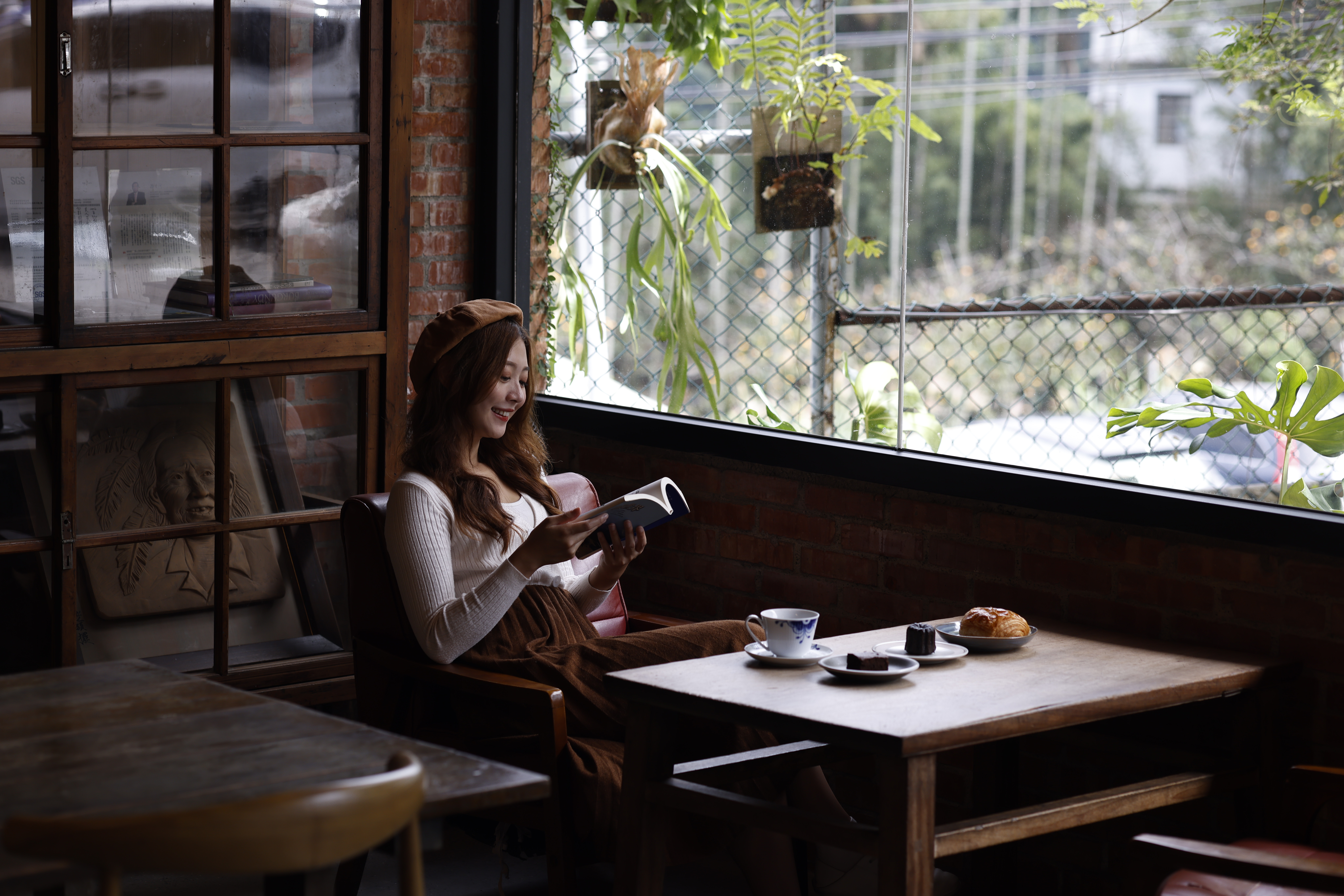 山下珈琲內的紅磚搭配老物陳設，散發古樸氛圍。