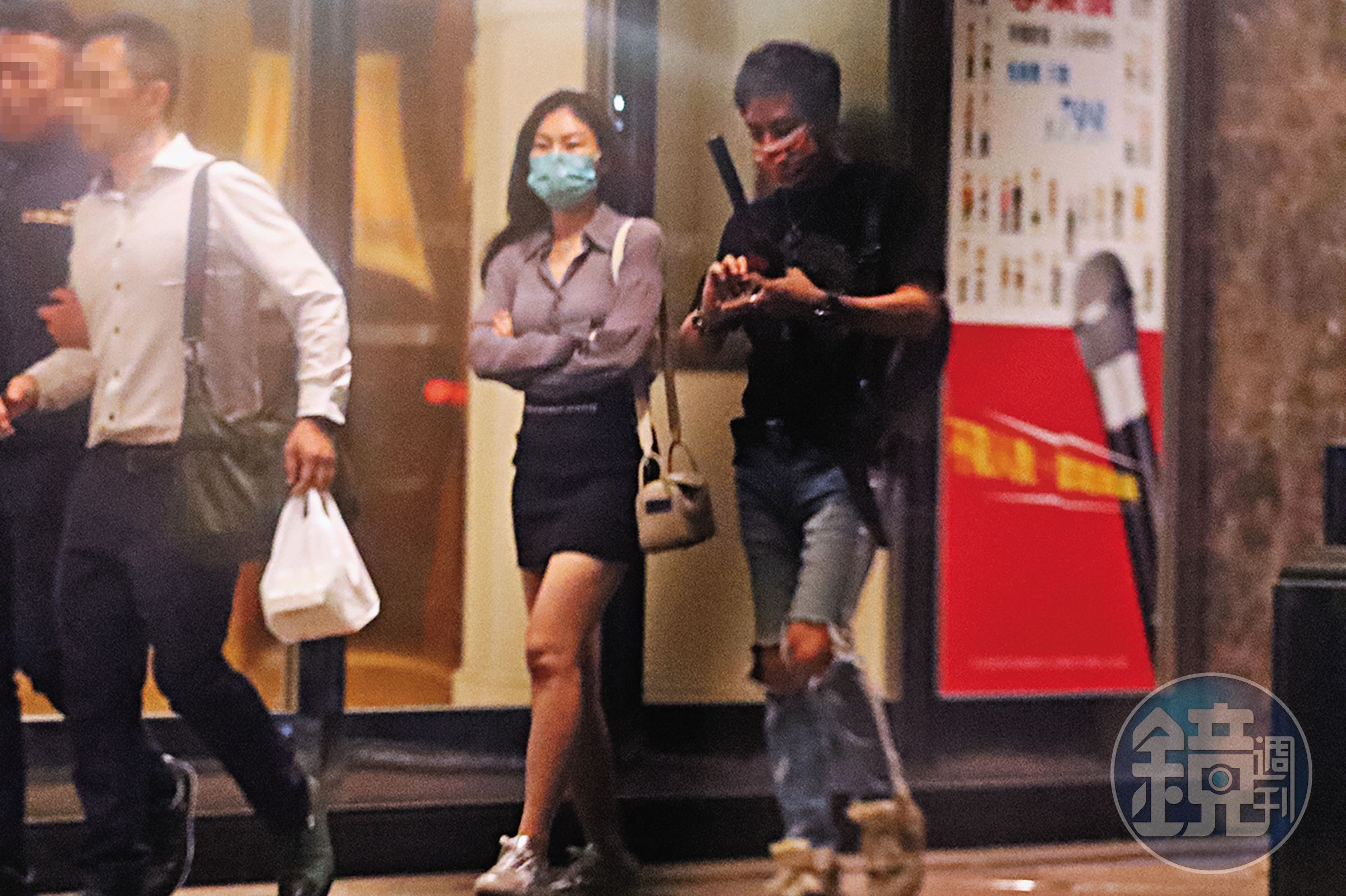 王海輪(右)與嫚凌(左)依舊甜蜜,未受不倫醜聞影響。