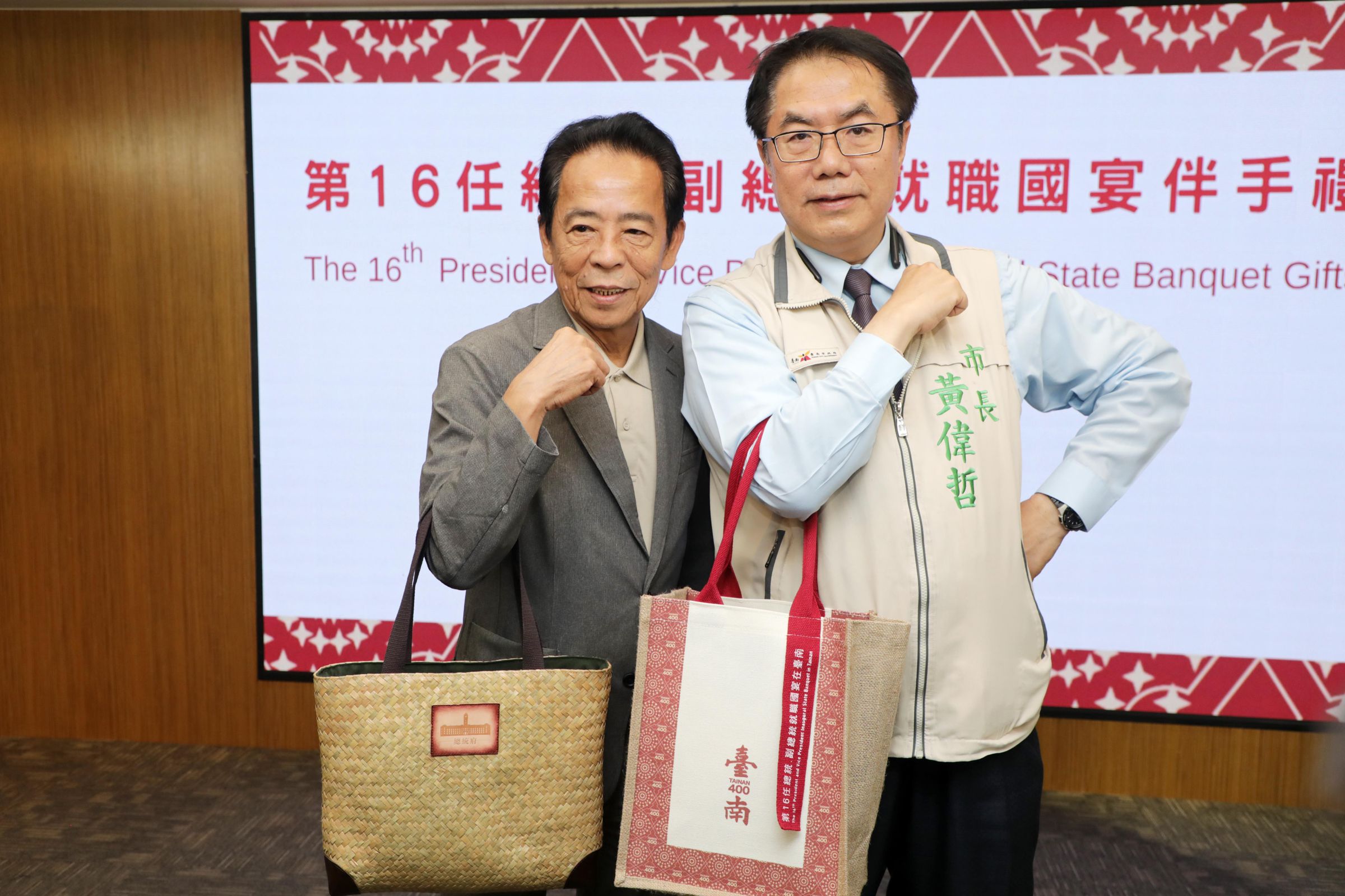 台南市長黃偉哲與府城之聲廣播電台康銀壽董事長一起開箱國宴伴手禮。(台南市府提供)