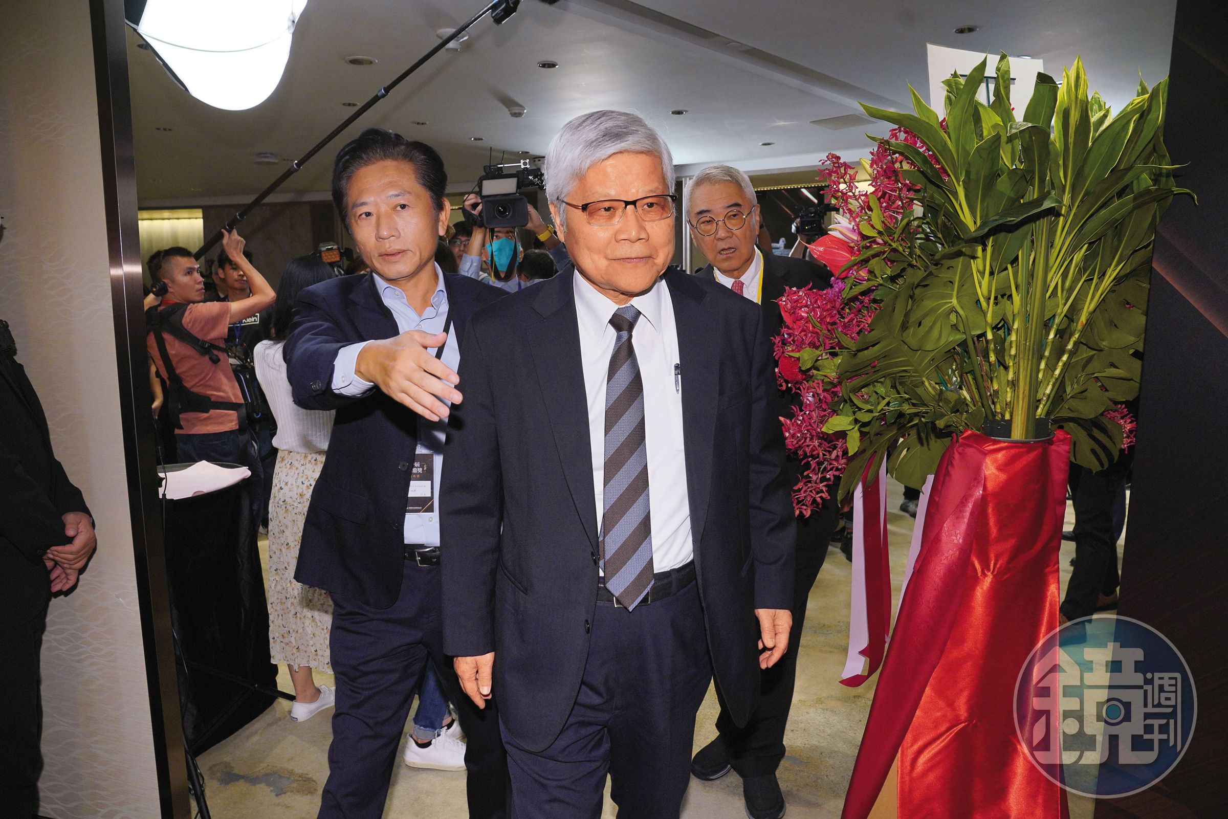 台美20%關稅曝光,比日韓更高,因川普開出的條件,讓台積電董座魏哲家十分為難。