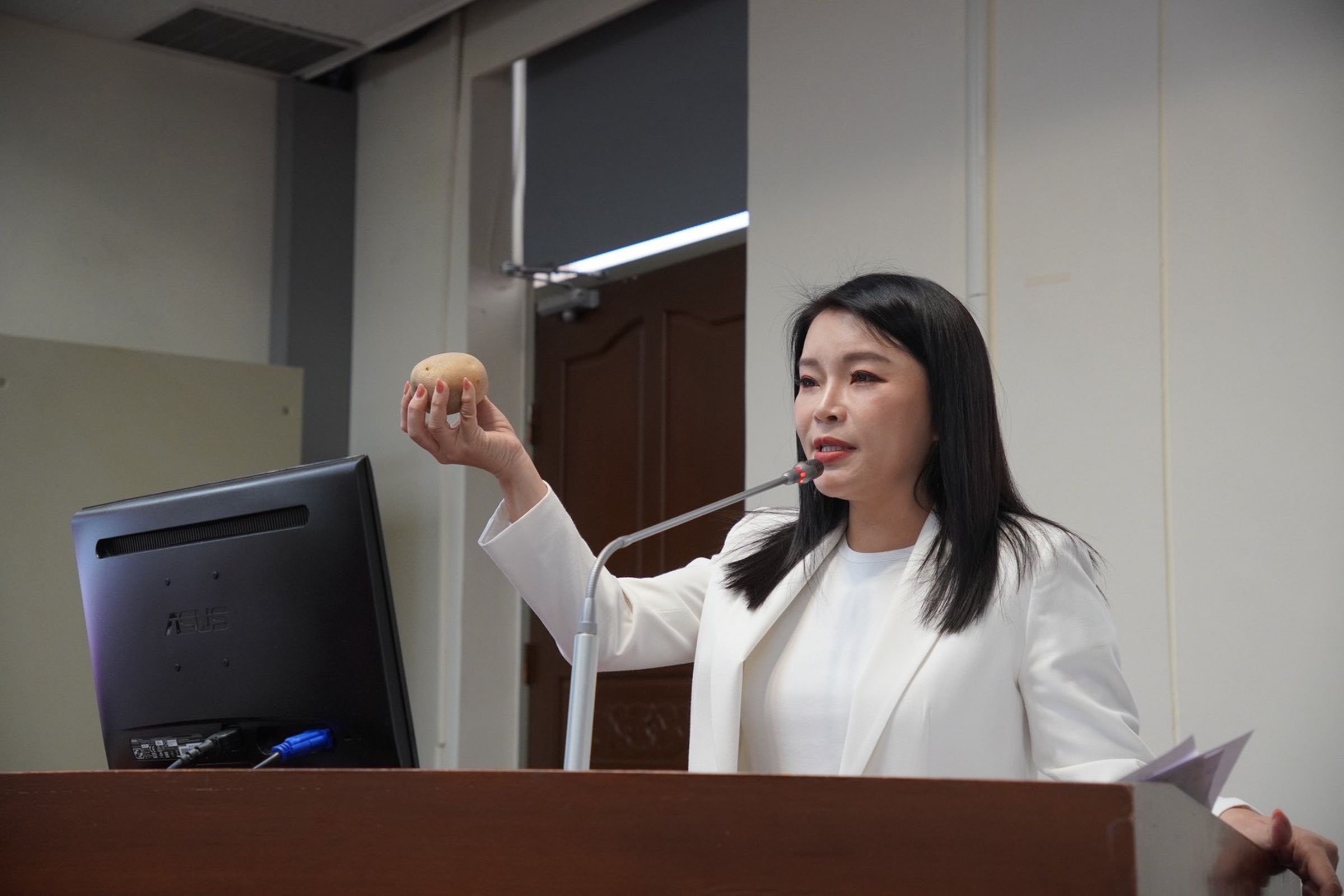 國民黨立委要求農業部除了提出具體配套措施,落實照顧本土農民,也應加強各項檢驗,確保相關農產品符合最高安全標準,以守護全民健康。(張嘉郡國會辦公室提供)