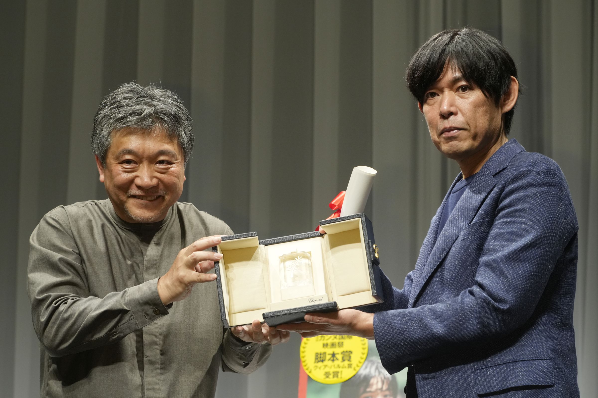 編劇坂元裕二(右)以《怪物》拿下坎城影展最佳劇本獎,與導演是枝裕和回日本舉辦凱旋記者會。(東方IC)