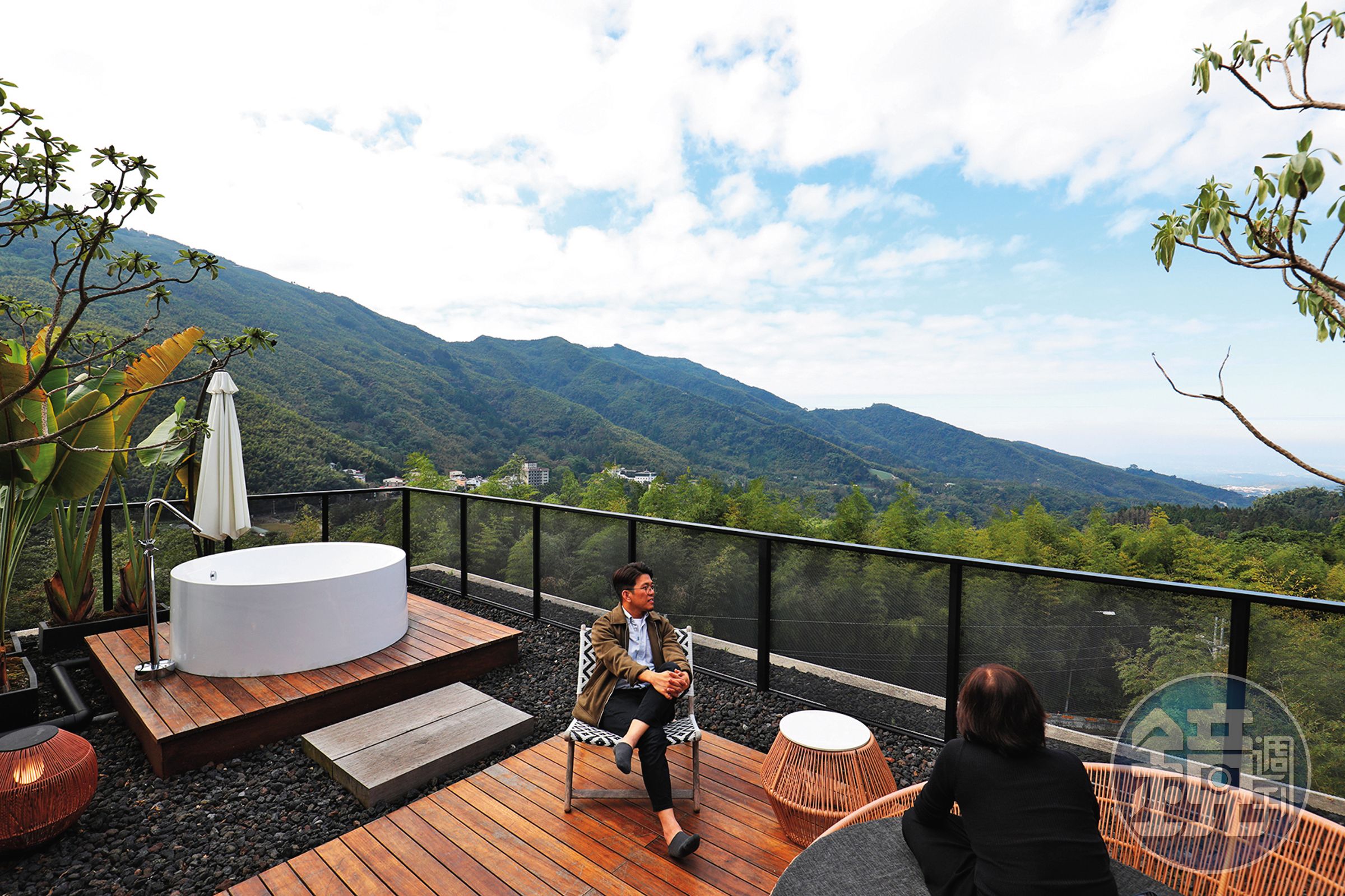 「星沐」Villa的戶外露台擺上一個大浴缸,可眺望鹿谷風景和中央山脈。