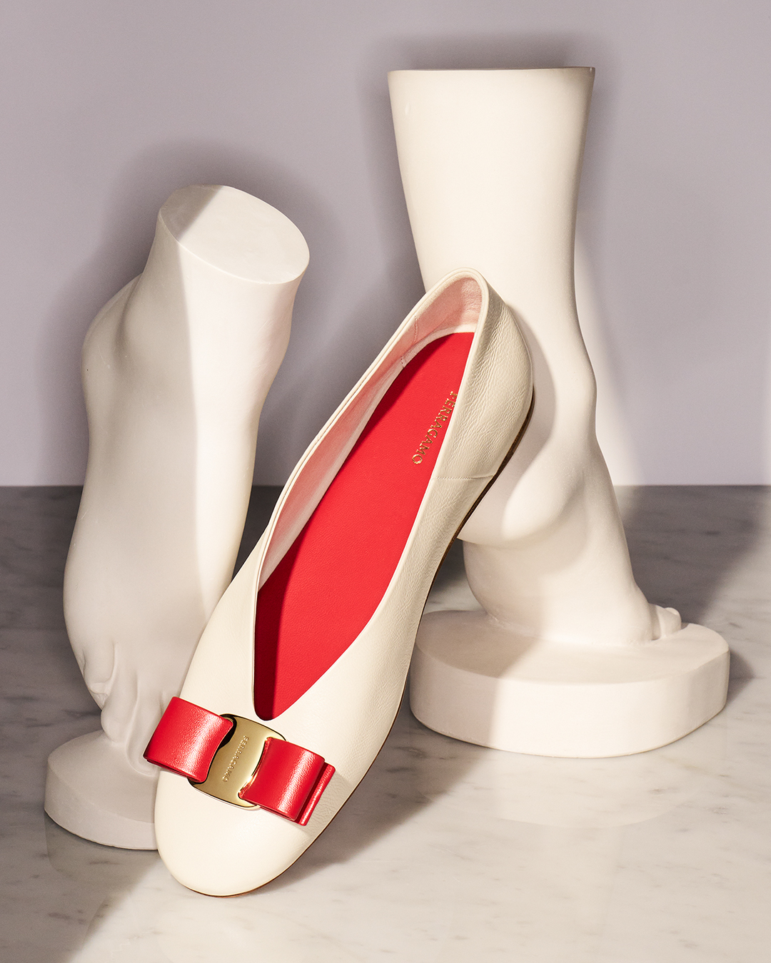 V形鞋口白色配紅色蝴蝶結Vara。NT$25,500（Ferragamo提供）