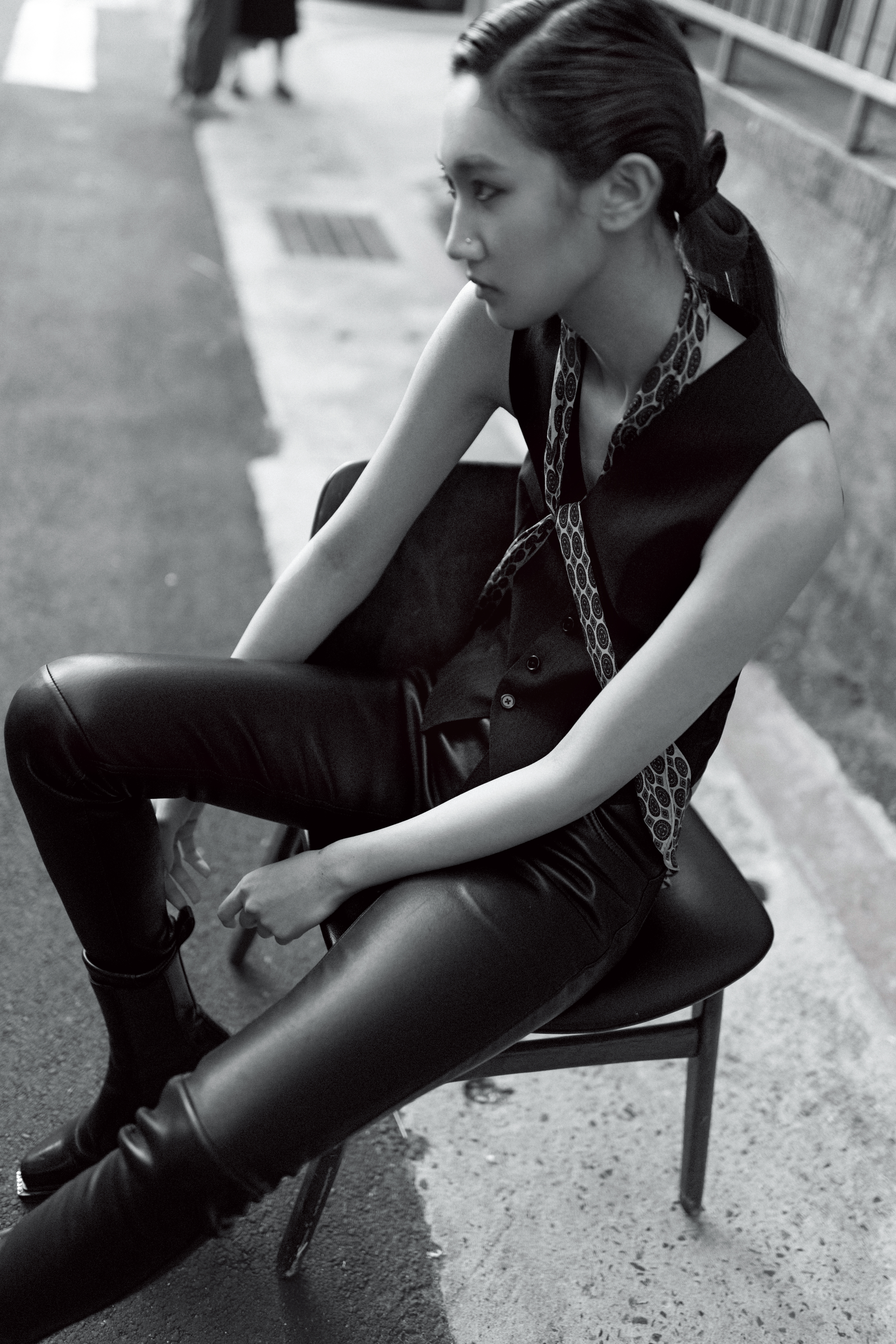 黑色西裝背心 價格店洽 by CELINE BY HEDI SLIMANE；柔軟羊皮黑色皮褲 NT$99,000 by CELINE BY HEDI SLIMANE；黑色金屬裝飾切爾西靴  價格店洽 by SANDRO ；印花絲巾 NT$17,500  by CELINE BY HEDI SLIMANE。