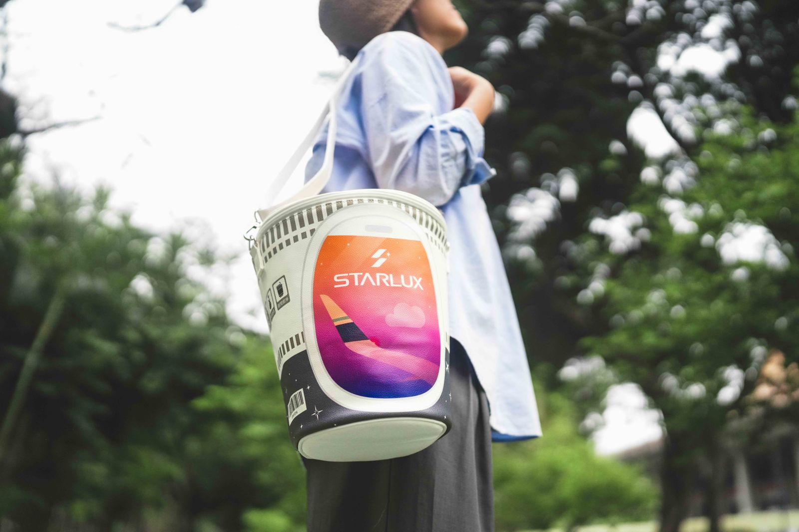 泡麵還能背著走!星宇聯名日清推巨無霸杯包 加碼藏免費機票