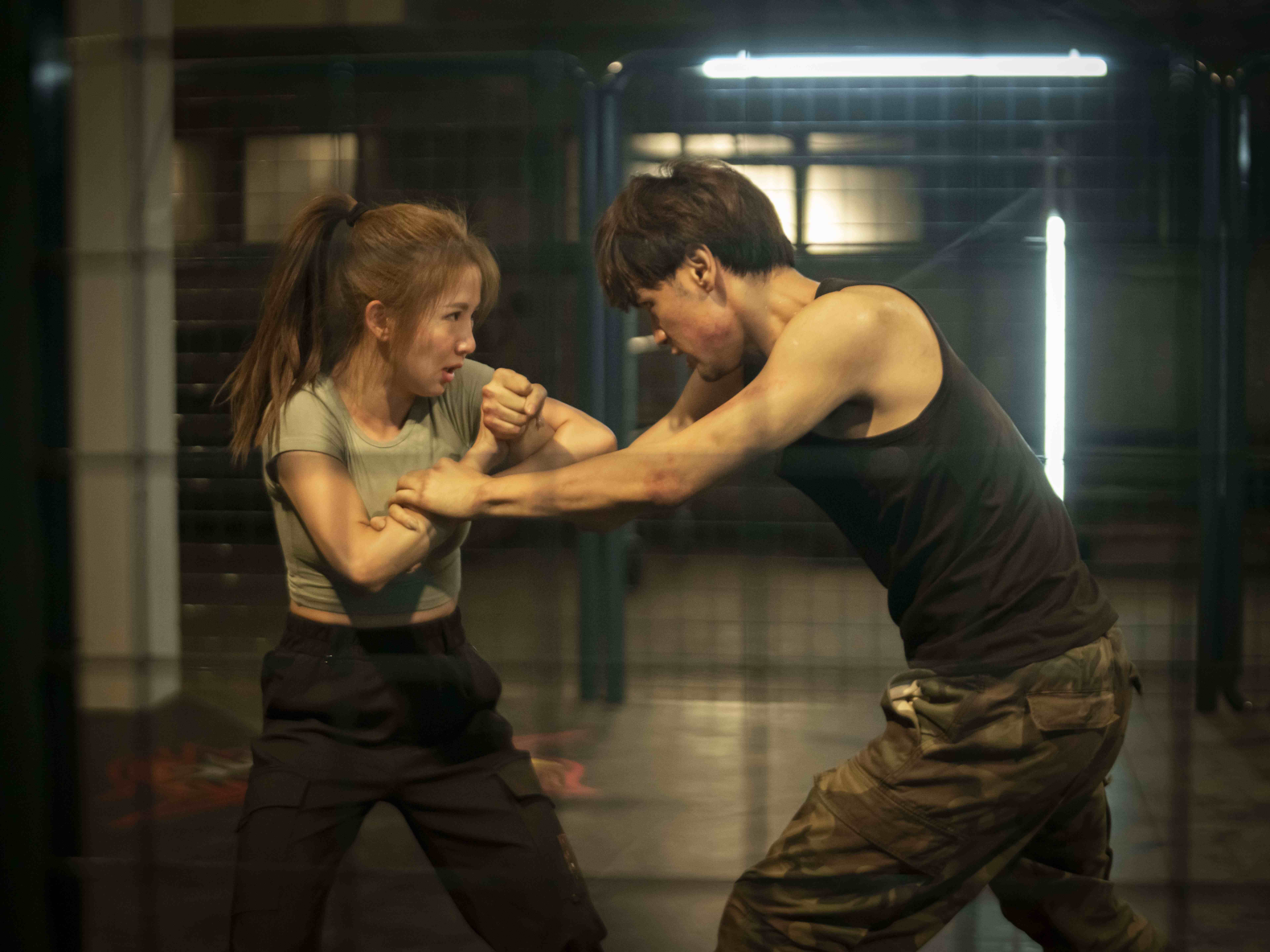 《師大公園地下社會》郭書瑤（左）化身「最悍女打仔」與陳零九（右）有精彩對手戲。（阿榮影業提供）