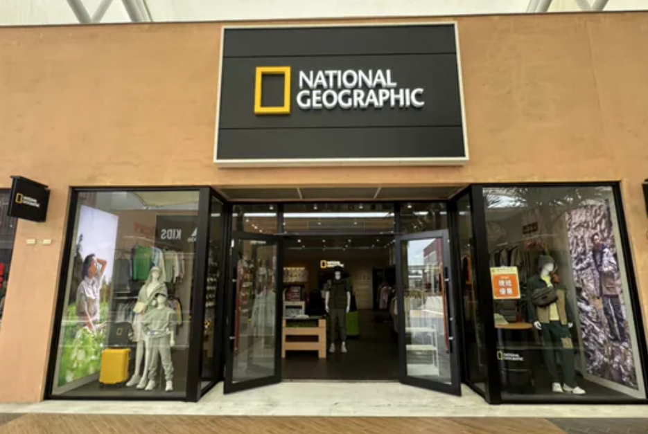 一名女子在台中三井Outlet購買「國家地理雜誌」的品牌服飾，因瑕疵想要退貨，事後卻發現疑似被業者「肉搜」IG。（翻攝自國家地理服飾官網）