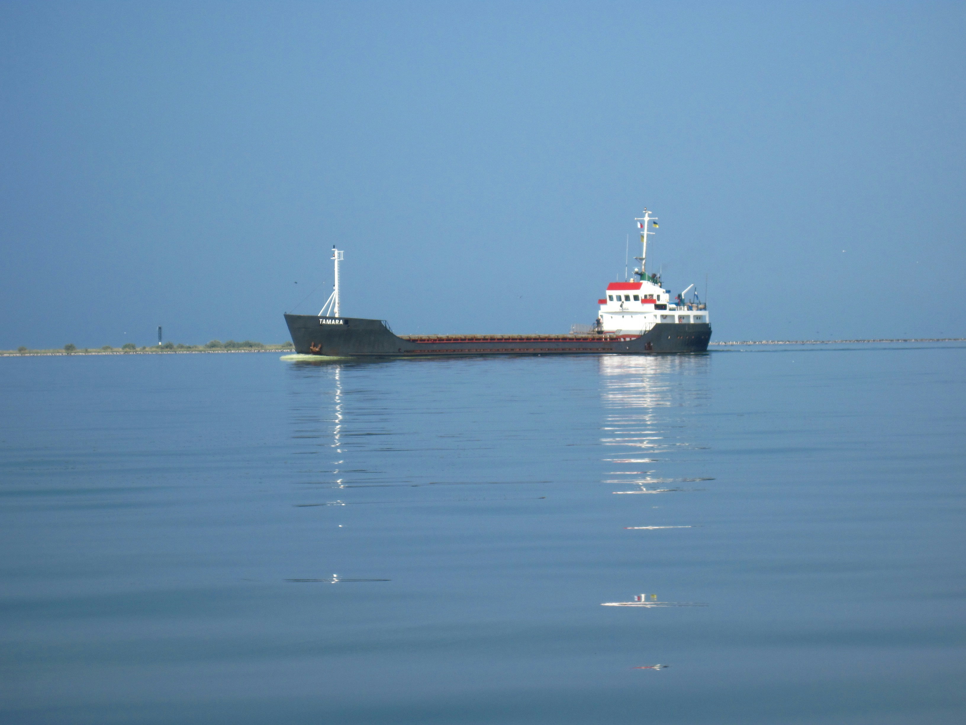 一名伊朗官員指出,若美國發動地面入侵,伊朗將把紅海航運列為攻擊目標。(示意圖,非當事海域,取自Unsplash)