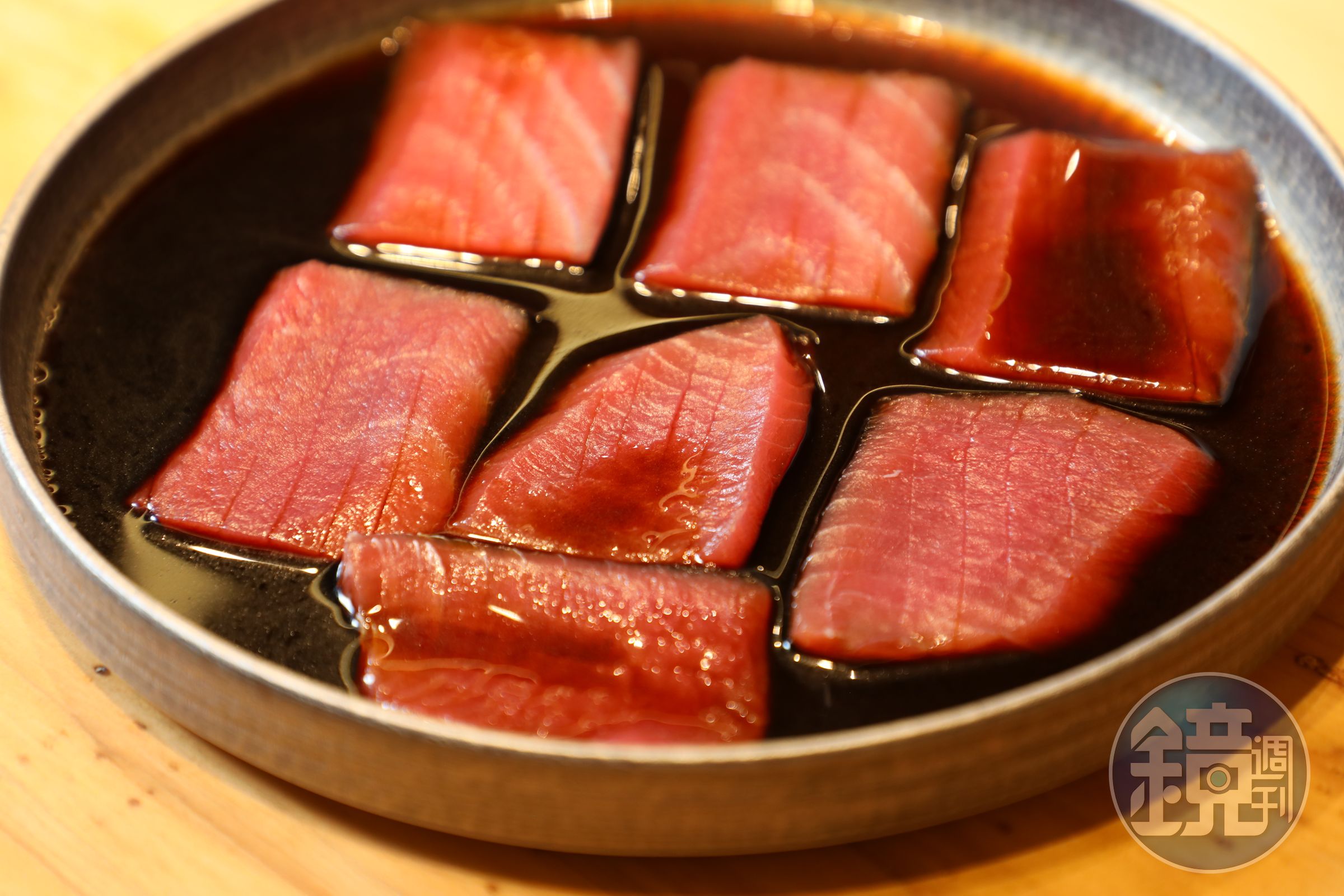 「鮪魚中腹醬油漬握壽司」以百年歷史的小豆島4年熟成醬油醃漬。