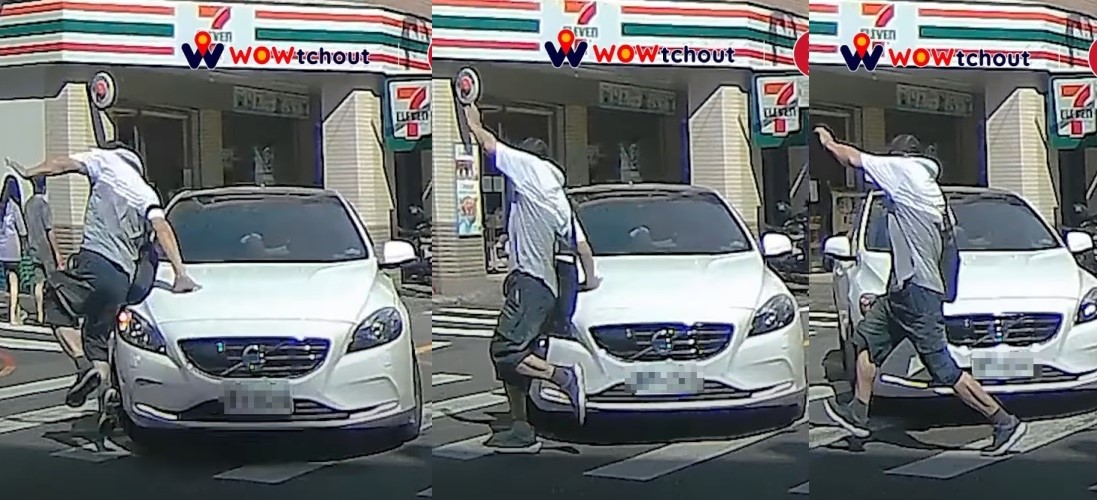 桃園一名阿伯在快速走斑馬線時，對向一輛白車突右轉猛衝斑馬線，所幸阿伯反應及時才沒被撞飛。（翻攝自 WoWtchout - 地圖型行車影像分享平台）