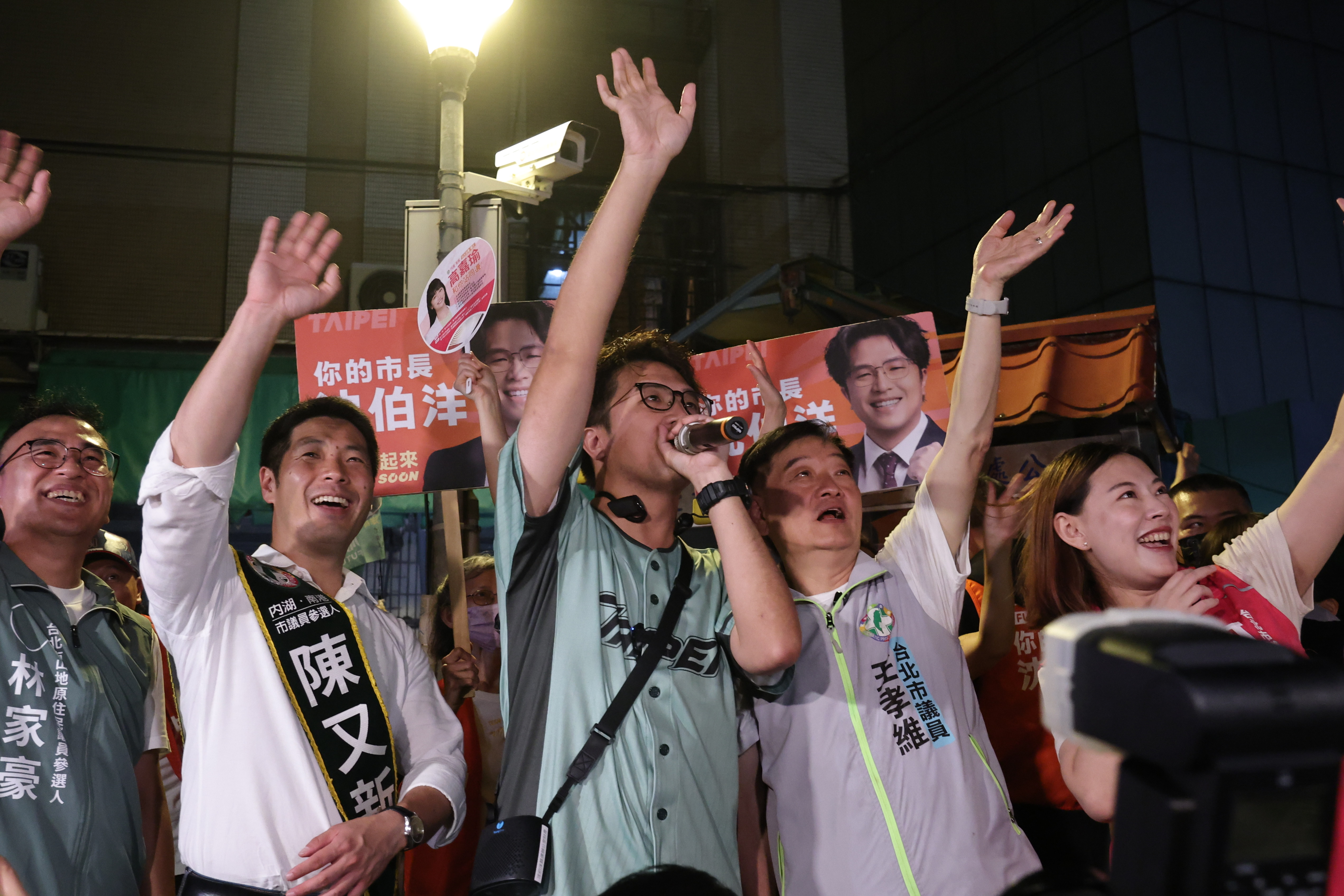 林姓網友以震驚社會的「小燈泡事件」來影射並詛咒沈伯洋的女兒,遭網友起底該男子任職於永豐金租賃公司。(鏡報林煒凱)