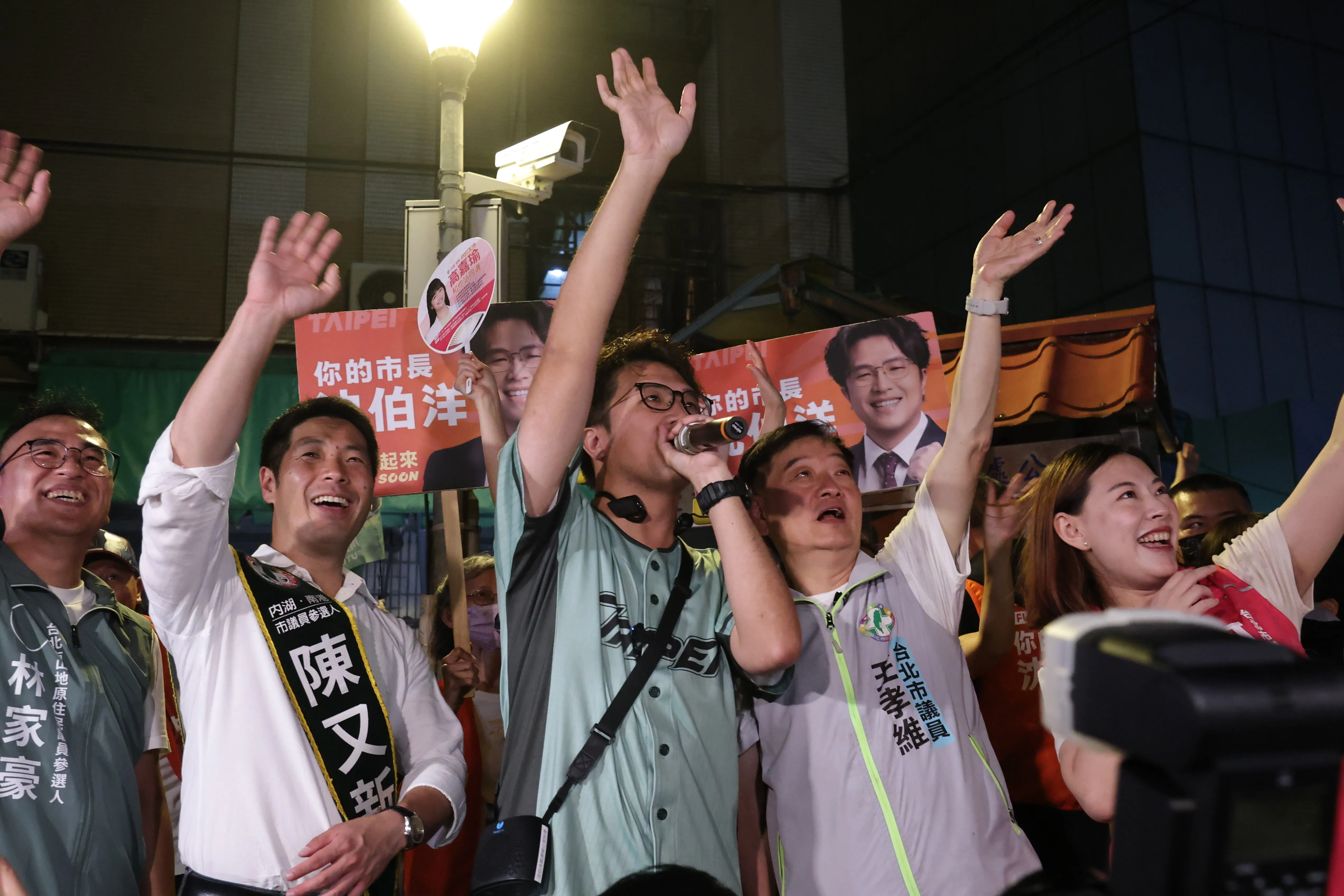 林姓網友以震驚社會的「小燈泡事件」來影射並詛咒沈伯洋的女兒，遭網友起底該男子任職於永豐金租賃公司。（鏡報林煒凱）
