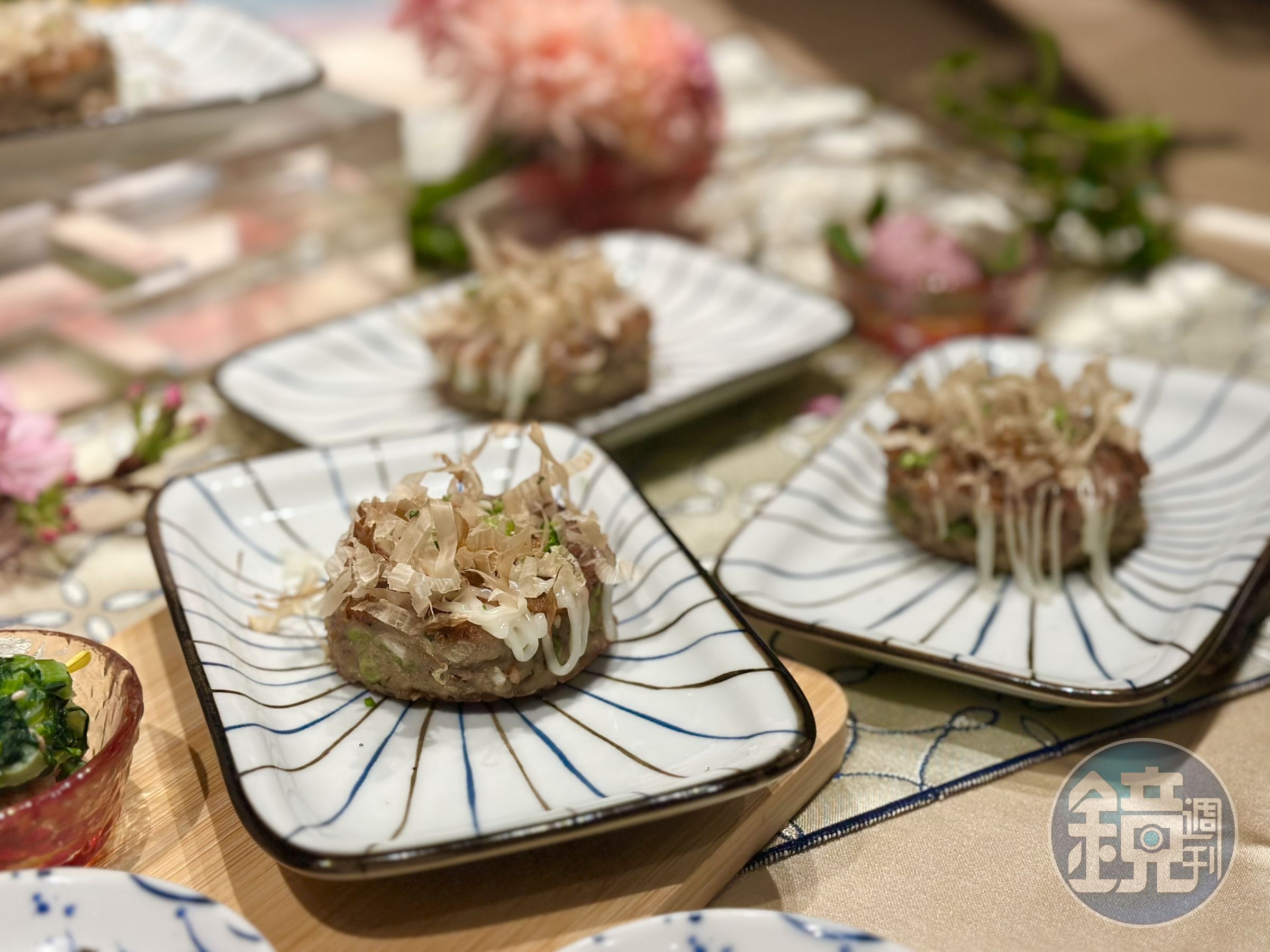 「鮮櫻花蝦藕香文字燒」用蓮藕取代麵粉糊，嘗起來有豬肉香，蝦米的鮮與蓮藕的清甜。
