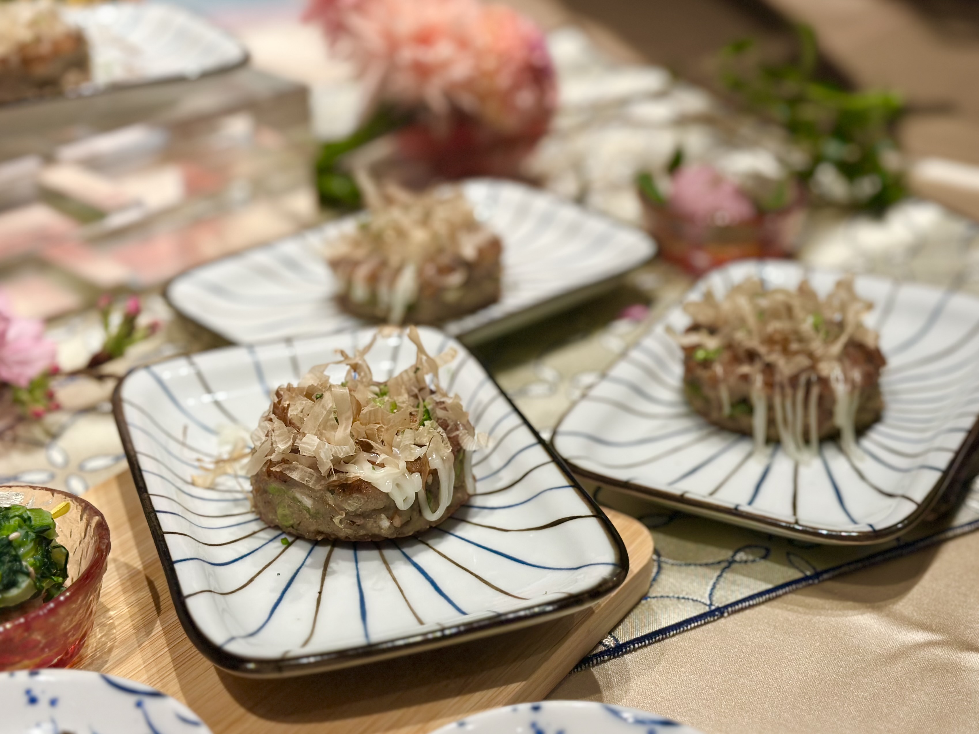 「鮮櫻花蝦藕香文字燒」用蓮藕取代麵粉糊,嘗起來有豬肉香,蝦米的鮮與蓮藕的清甜。