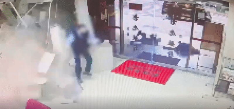 三立採訪車失控撞進彰化銀行。 （警方提供）