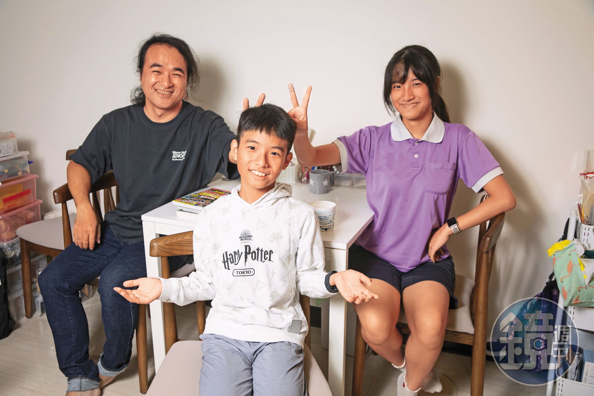 海馬爸爸劉育嘉(左)成功引導海馬(中)和女兒海星(右)學寫程式。