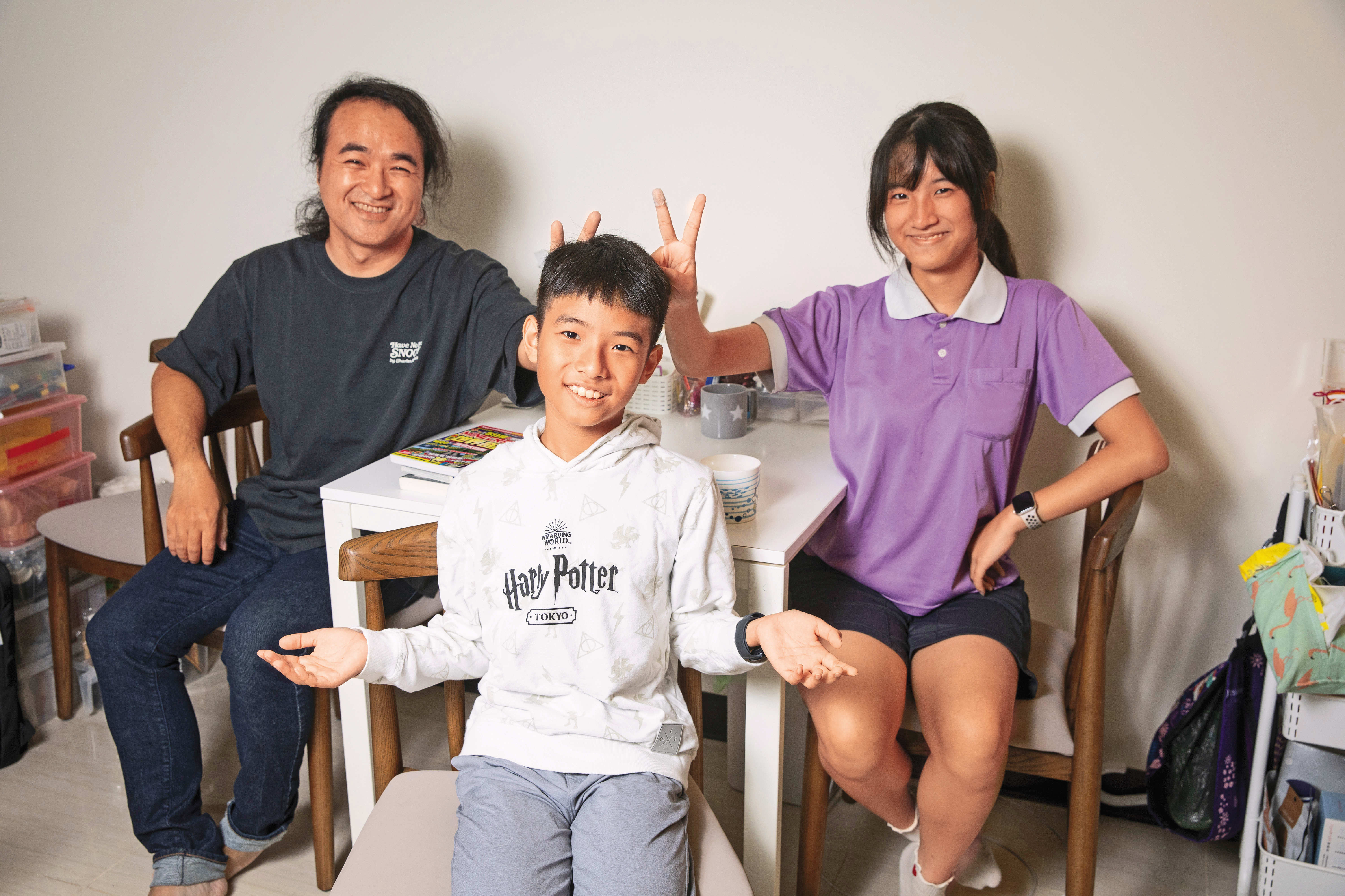 海馬爸爸劉育嘉(左)成功引導海馬(中)和女兒海星(右)學寫程式。