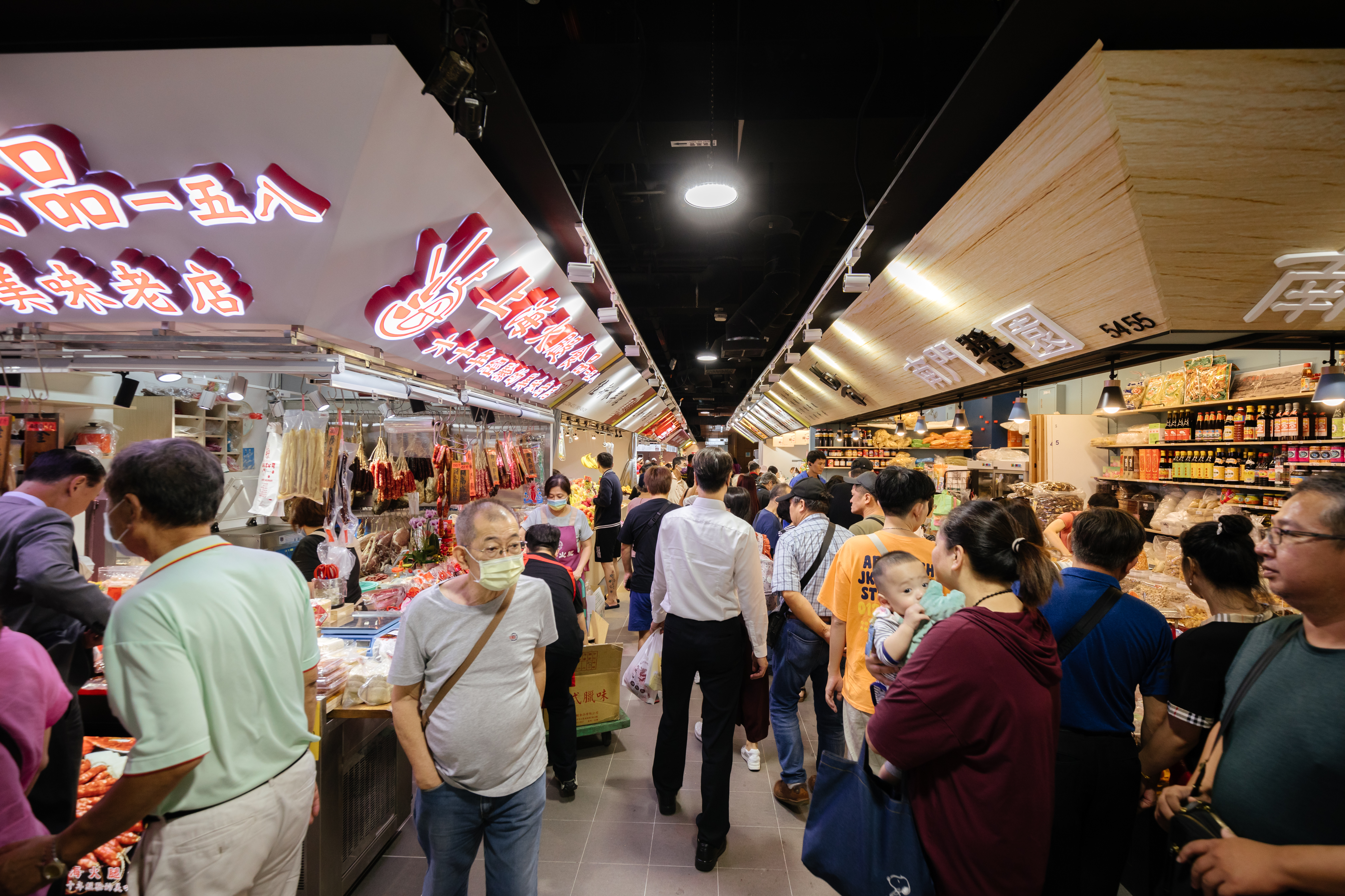 南門市場除了新鮮蔬果魚肉更以販售南北雜貨、熟食年菜、地方特產馳名，老字號商家傳承數代。