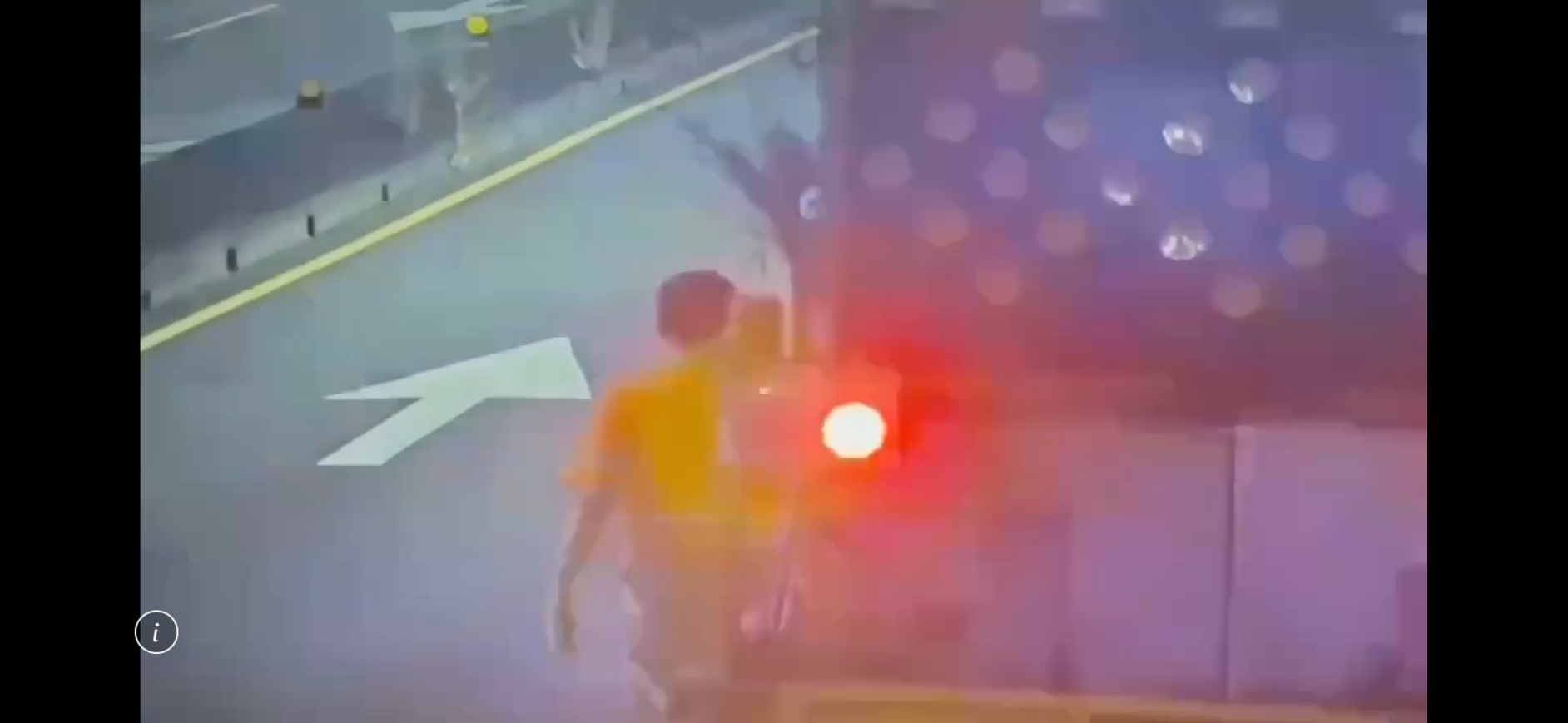 員警發現貨車駕駛邊抽菸邊開車,後方車斗還違規載人,將他攔下盤查。翻攝畫面