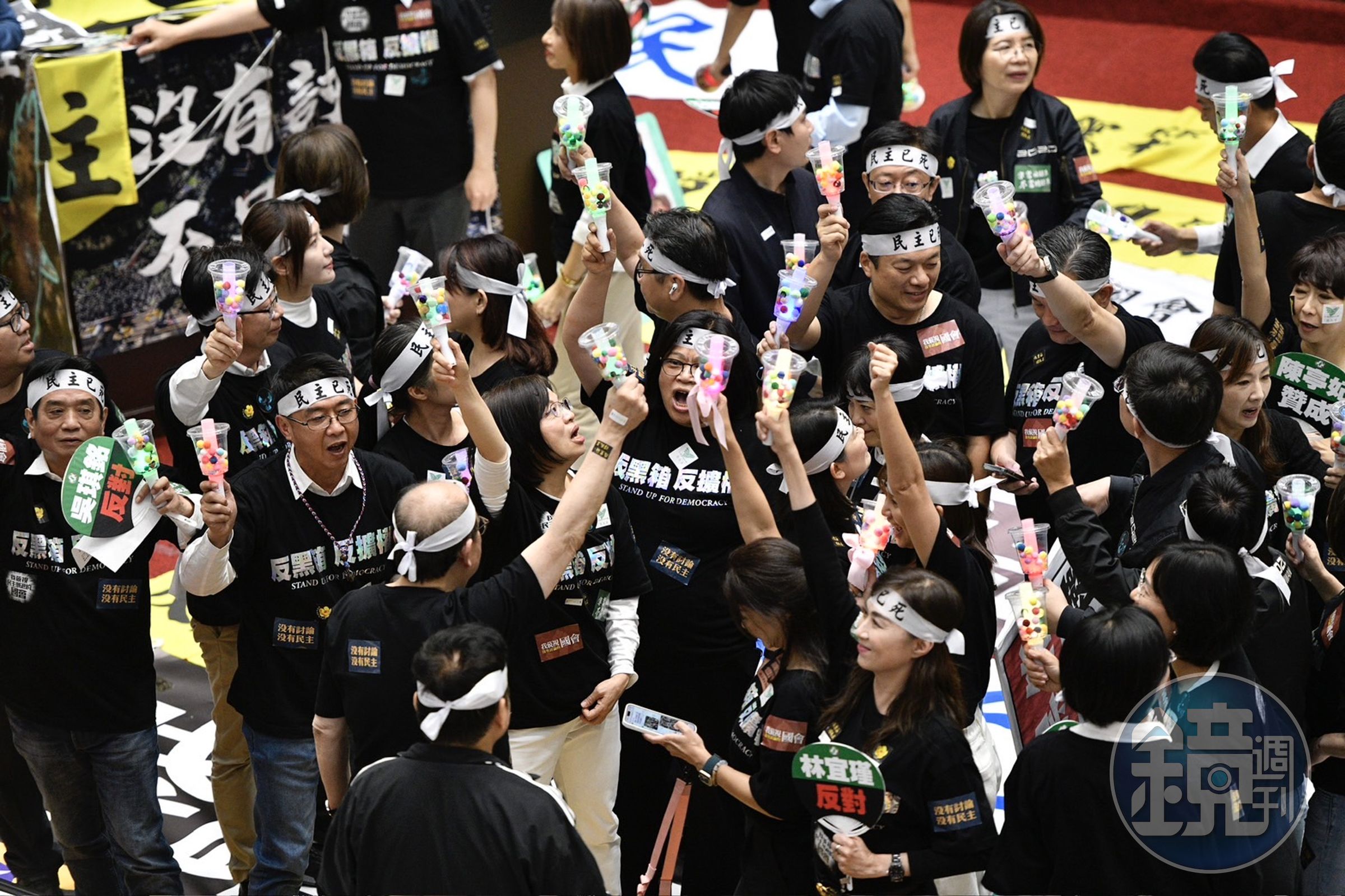 有民眾自製「珍奶手燈」送民進黨立委一人一支，綠委拿到後在議場內嗨搖拍照。