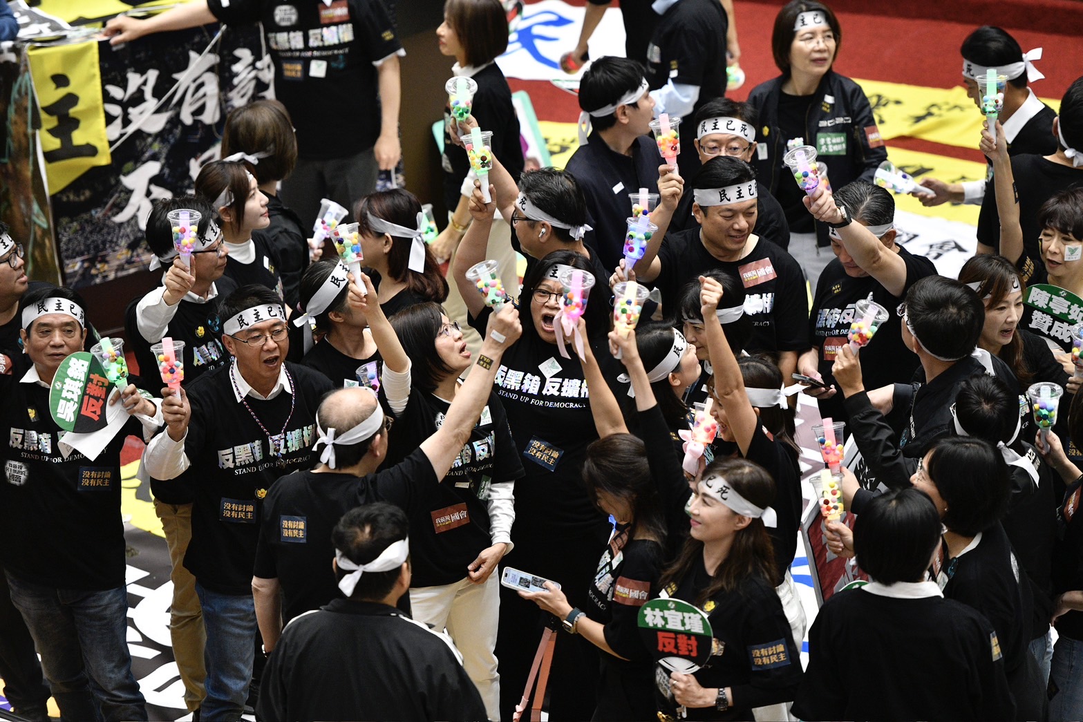 有民眾自製「珍奶手燈」送民進黨立委一人一支，綠委拿到後在議場內嗨搖拍照。