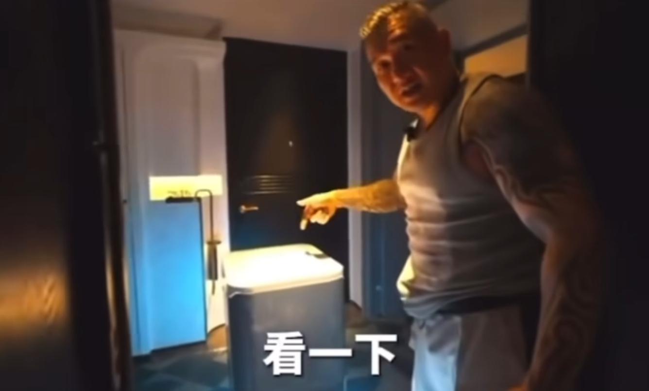 館長在中國的飯店看到機器人送餐大感驚奇。（翻攝畫面）