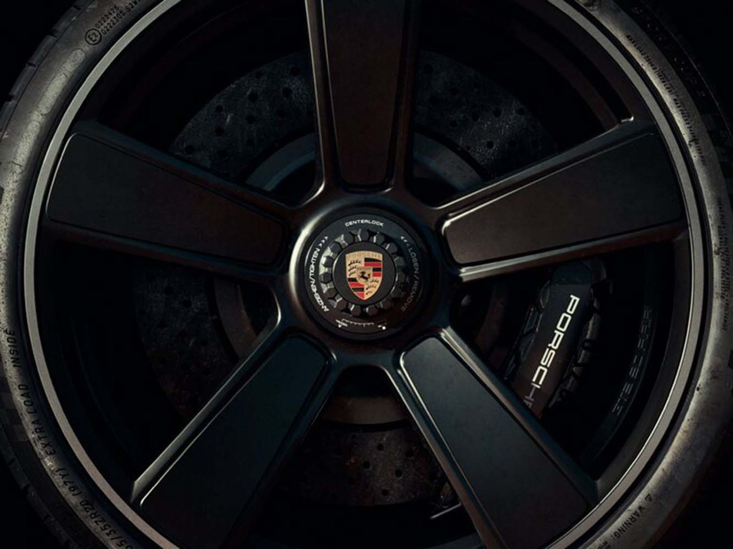 靈感源自經典 Fuchs 輪圈的消光黑烤漆Sport Classic 輪圈，是外觀另一項特殊配置。