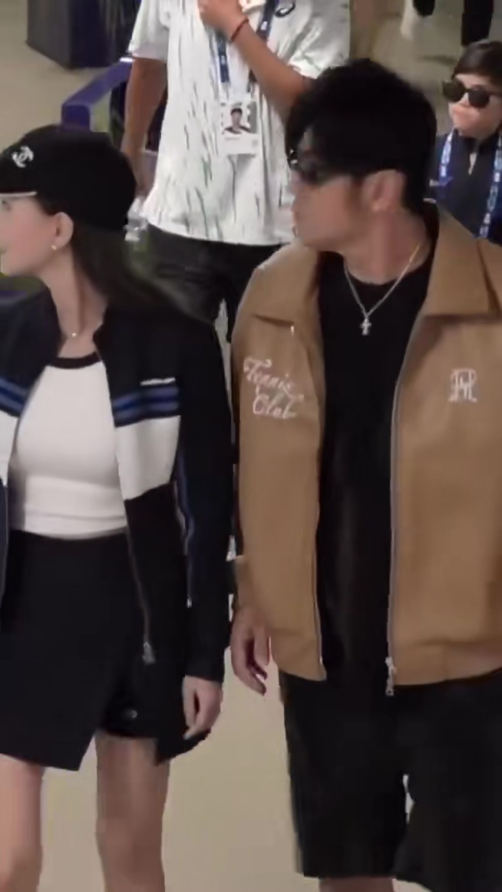 Romeo走在爸媽身後，看起來很酷。（翻攝畫面）