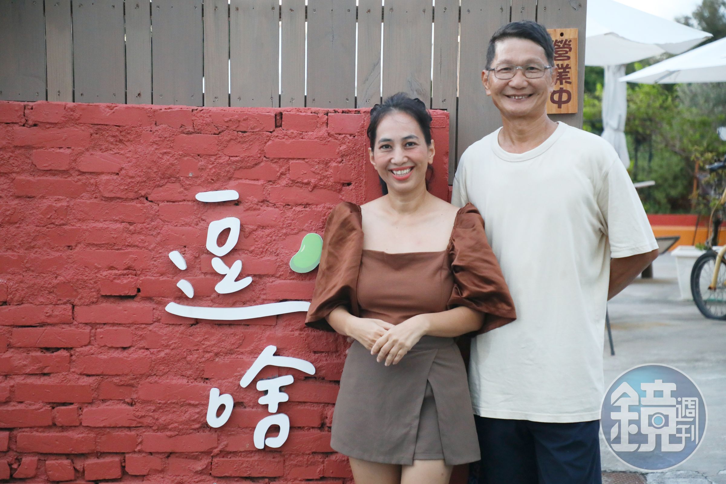 在泰國工作多年後南漂至屏東的廖學謙（右），與泰國妻子廖玫桂（左）一起在恆春落地深根。