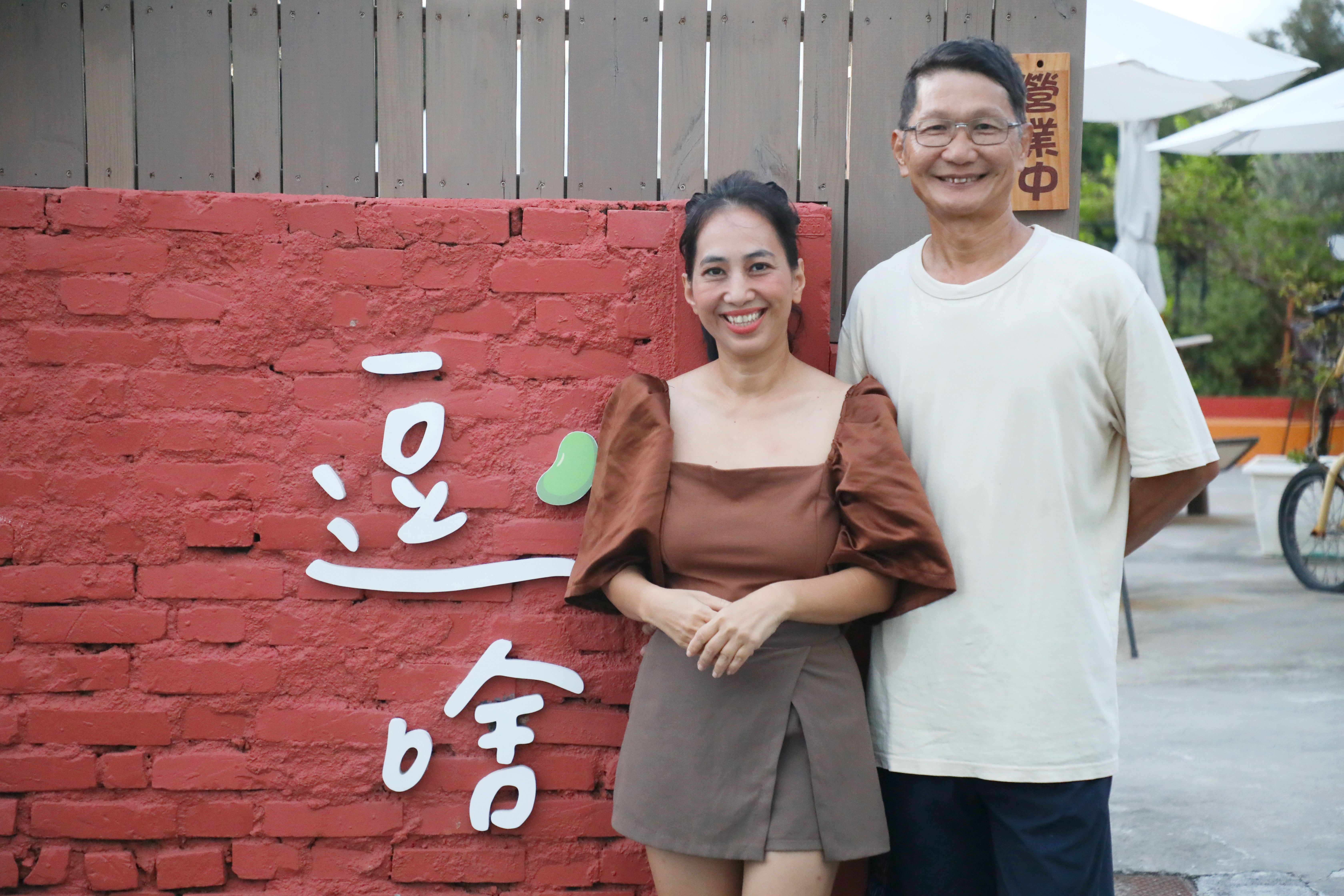 在泰國工作多年後南漂至屏東的廖學謙（右），與泰國妻子廖玫桂（左）一起在恆春落地深根。