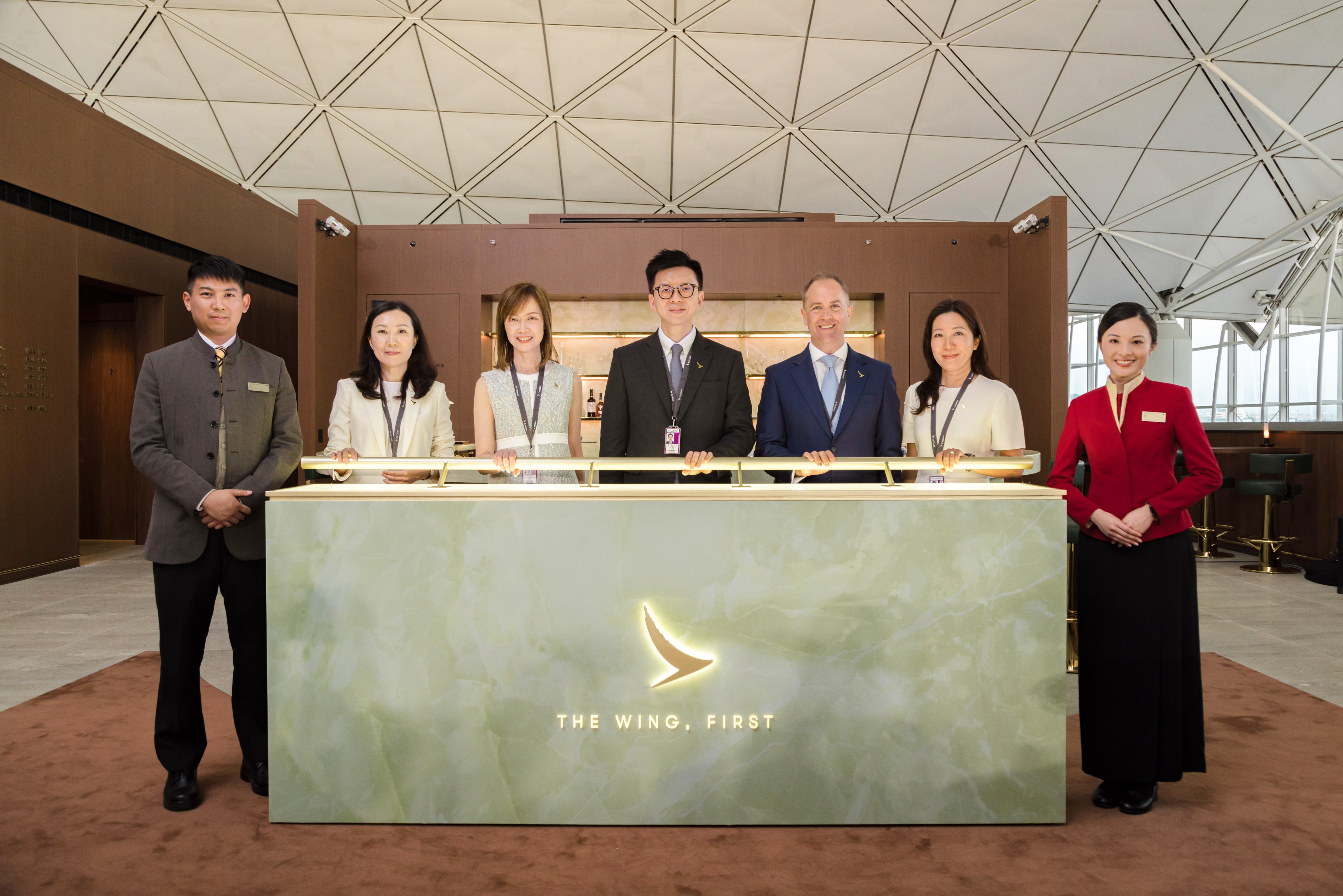 國泰航空行政總裁林紹波（中）、國泰航空顧客及商務總裁劉凱詩（左三）、國泰航空營運及航空服務總裁麥皓雲（右三）、國泰航空客運董事彭彧（左二）及國泰航空服務董事吳潔文（右二），日前共同出席「寰宇堂」頭等貴賓室揭幕儀式。（國泰航空提供）