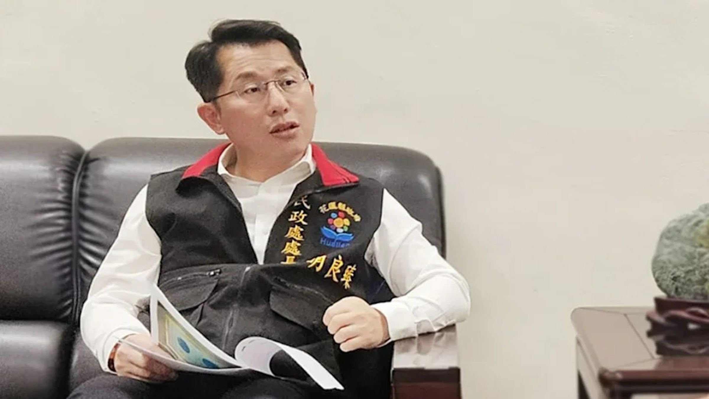 花蓮民政處長明良臻因涉及罷免「查水表」案,今晚遭裁定羈押禁見。(翻攝花蓮縣萬榮鄉公所臉書)