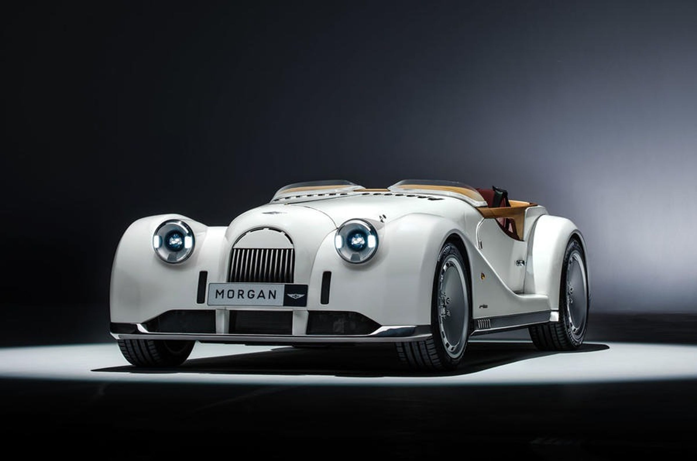 Morgan Midsummer基於 Morgan 現有的 Plus Six 底盤衍生，擁有由 Pininfarina 與 Morgan 設計團隊合作打造的全新手工車身。